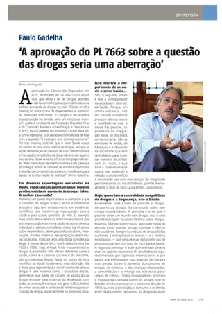 FOTOS:SERGIOEDUARDODEOLIVEIRA
RADIS 129 • JUN / 2013 [19]
Paulo Gadelha
‘A aprovação do PL 7663 sobre a questão
das drogas seria uma aberração’
Bruno Dominguez
A
aprovação na Câmara dos Deputados, em
22/5, do Projeto de Lei 7662/2010 (Radis
128), que altera a Lei de Drogas, acendeu
o alerta vermelho para quem defende uma
política avançada de drogas no país. O texto prevê a
internação involuntária de dependentes e aumento
da pena para traficantes. “O projeto é um acinte e
sua aprovação no Senado seria um retrocesso imen-
so”, avalia o presidente da Fundação Oswaldo Cruz
e da Comissão Brasileira sobre Drogas e Democracia
(CBDD),PauloGadelha,ementrevistaàRadis.Paraele,
aformarepressiva,judicializadaecriminalizadadelidar
com a questão “é e sempre será contraproducente”.
Por isso mesmo, defende que o setor Saúde esteja
no centro de uma nova política de drogas, em que as
ações de remoção de usuários de crack de territórios e
ainternaçãocompulsóriadedependentesnãosejamo
eixocentral.Nessecenário,aFiocruztempapelrelevan-
te:“Pelonossolugardeinterfaceentresaúde,ciênciae
tecnologia, temos de oferecer de maneira organizada
areuniãodecompetências,estudoseevidências,para
ajudar na conformação de políticas”, afirma Gadelha.
Em diversas reportagens veiculadas na
Radis, especialistas apontam oque modelo
proibicionista de combate às drogas falou.
O senhor concorda?
Primeiro, um ponto importante a se demarcar é que
o conceito de drogas lícitas e ilícitas é totalmente
arbitrário: não tem embasamento em evidências
científicas, que mostrem as repercussões para a
saúde e para outras questões da vida. O exemplo
mais óbvio dessa definição arbitrária é o álcool, que
tem repercussão enorme na saúde do ponto de vista
individual e coletivo, com efeitos muito significativos
sobre dependência, doenças cardiovasculares, inter-
nações, mortes, violência, desagregação de estrutu-
ras societárias. O álcool já foi uma droga considerada
ilegal, à época da Lei Seca nos Estados Unidos [de
1920 a 1933]; hoje, é legal, lícita, enquanto outras
drogas que também têm efeitos deletérios sobre a
saúde, como é o caso da cocaína e da maconha,
são consideradas ilegais. Nada do ponto de vista
científico ou social fundamenta essa distinção. Ela
é dada pela representação social construída dessas
drogas e pela maneira como a sociedade decidiu
determinar que parte do circuito de produção de
drogas entrasse para o campo da ilegalidade, com
todas as consequências que isso gera: tráfico, tráfico
de armas associado e controle de territórios para cir-
culação de drogas, especialmente na América Latina.
Isso mostra a im-
portância de se ou-
vir o setor Saúde...
Sim, o segundo ponto
é que a principalidade
da abordagem deve ser
da Saúde. Porque, em
última instância, nós
(da Saúde) queremos
produzir efeitos sobre
a qualidade de vida, a
saúde das pessoas, os
processos de integra-
ção social, os processos
de democracia. São as
estruturas da Saúde, da
Educação e a discussão
da sociedade que têm
centralidade para tratar
das maneiras de se lidar
com os riscos, a que
toda a coletividade está
sujeita, seja avaliando a
relação custo-benefício
e conciliando uso com manutenção da integridade
pessoal e social, ou via abstinência, quando eventu-
almente o fator de risco causa efeitos catastróficos.
Hoje, quem tem a centralidade nas políticas
de drogas é a Segurança, não a Saúde.
Exatamente. Toda a visão de combate às drogas,
de guerra às drogas, foi construída sobre pre-
missas insustentáveis. A primeira é a de que é
possível se ter um mundo sem drogas. Isso é uma
grande bobagem. Quando falamos sobre drogas,
estamos falando sobre riscos, aos quais todas as
pessoas estão sujeitas: drogas, comidas e hábitos
não saudáveis. Sempre haverá uso de drogas lícitas
ou ilícitas. É inimaginável se pensar — e a História
mostra isso — que ninguém vai optar pelo uso de
produtos que têm um grau de risco para a saúde.
A segunda premissa é a de que a ênfase deveria
estar no aparato repressivo. Os resultados até aqui,
reconhecidos por agências internacionais e por
países que enfrentaram essa questão de maneira
mais ampla, foram o aumento do consumo de
drogas, da violência e das doenças relacionadas,
a consolidação e o reforço das estruturas para-
-legais de tráfico... Todos os indicadores mostram
o fracasso da chamada guerra às drogas, que os
Estados Unidos começaram a pilotar na década de
1960, quando a circulação, o consumo e os efeitos
eram relativamente pequenos. As drogas estavam
ENTREVISTA
 