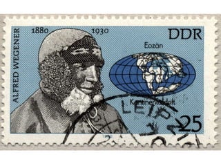 En el mapa A se observan las tierras que estuvieron ocupadas por el hielo y la dirección del movimiento que tuvieron los glaciares.Reconstruyendo Pangea  en el mapa B se observa que el polo Sur queda situado entre la Antártida y África. Esta configuración explica las condiciones necesarias para generar un extenso casquete glaciar    y también explica las direcciones del movimiento glaciar que se alejaban del polo Sur.