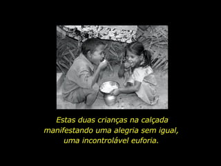 Estas duas crianças na calçada manifestando uma alegria sem igual, uma incontrolável euforia. 