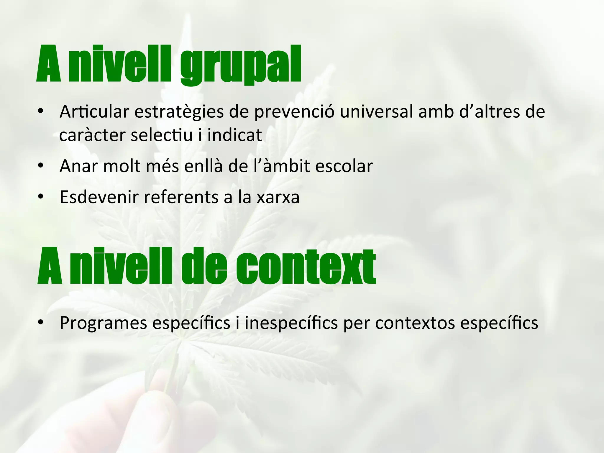 Teoría aprendizaje social
(Bandura, 1982/1987)
	
  
•  Capacidad	
  simbolizadora,	
  para	
  ensayar	
  simbólicamente	
  soluciones,	
  sin	
  
que	
  sea	
  necesario	
  ejecutarlas	
  y	
  sufrir	
  las	
  consecuencias	
  de	
  sus	
  errores.	
  
•  Capacidad	
  de	
  previsión,	
  al	
  proponerse	
  metas	
  se	
  	
  ensayan	
  las	
  posibles	
  
acciones	
  y	
  consecuencias,	
  que	
  se	
  pueden	
  converIrse	
  en	
  moIvadores	
  y	
  
reguladores	
  de	
  la	
  conducta	
  previsora.	
  
•  Capacidad	
  vicaria,	
  mediante	
  la	
  observación	
  de	
  modelos	
  se	
  puede	
  
aprender	
  vicariamente	
  de	
  lo	
  que	
  otros	
  hacen	
  y	
  las	
  consecuencias	
  de	
  
dichas	
  acciones,	
  sin	
  necesidad	
  de	
  pasar	
  por	
  la	
  ejecución	
  de	
  las	
  mismas.	
  
•  Capacidad	
  autorreguladora,	
  el	
  hombre	
  puede	
  controlar	
  su	
  propia	
  
conducta	
  manipulando	
  el	
  ambiente	
  y	
  uIlizando	
  estrategias	
  cogniIvas	
  
proponiéndose	
  metas,	
  objeIvos	
  e	
  incenIvos	
  a	
  sus	
  propias	
  acciones.	
  
•  Capacidad	
  de	
  autorreﬂexión,	
  analizar	
  sus	
  propias	
  experiencias,	
  
contrastándolas	
  con	
  los	
  resultados	
  obtenidos,	
  analizar	
  sus	
  ideas,	
  y	
  
desarrollar	
  la	
  percepción	
  que	
  Ienen	
  ellos	
  mismos	
  sobre	
  su	
  eﬁcacia.	
  
 