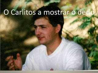 O Carlitos a mostrar o dedo
 