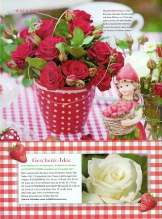 WilDROMANTISCH: Erst
         kommen die roten Heckenroser
         mit ihren Blättern ins Töpfchen,
         dann können Sie die Erdbeer-

        )ranken dazwischen stecken.
         vAchten Sie darauf, dass auc
          je Ranken im Wasser stehen.




                                            J

                                                A~




~

    "
 