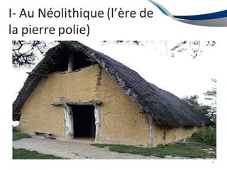 I- Au Néolithique (l’ère de
la pierre polie)
• Cette époque est marquée par le passage du nomadisme
à la sédentarisation.
• Le bois, le feuillage et les peaux d'animaux furent les
premiers matériaux de l'architecture naissante des pays
tempérés.
• Pour les régions où la végétation est moindre, l'argile fût
le matériau le plus utilisé.
• On retrouve ensuite l'argile et le bois associés, dans une
architecture plus mûre, constituant les structures dites
maisons à pans de bois(l’ossature est en bois et les murs
sont en torchis qui est un mélange d’argile et de paille).
4
 