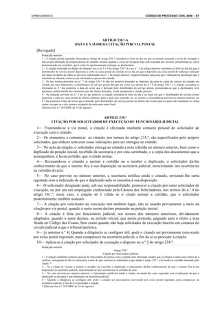 VERBOJURIDICO                                                                                       CÓDIGO DE PROCESSO CIVIL 2008 : 67




                                                 ARTIGO 238.º-A
                                    DATA E VALOR DA CITAÇÃO POR VIA POSTAL
   [Revogado]
      Redacção anterior:
      1 - A citação postal registada efectuada ao abrigo do artigo 236.º considera-se feita no dia em que se mostrar assinado o aviso de recepção e
      tem-se por efectuada na própria pessoa do citando, mesmo quando o aviso de recepção haja sido assinado por terceiro, presumindo-se, salvo
      demonstração em contrário, que a carta foi oportunamente entregue ao destinatário.
      2 - A citação realizada ao abrigo do disposto nos n.os 5 e 6 do artigo 236.º-A e no n.º 2 do artigo anterior considera-se feita no dia em que o
      distribuidor do serviço postal depositou a carta na caixa postal do citando ou no dia em que a depositou na caixa postal do endereço indicado
      nas bases de dados de todos os serviços enumerados no n.º 1 do artigo anterior, respectivamente, data essa que é indicada na declaração que é
      remetida ao tribunal, e tem-se por efectuada na pessoa do citando.
      3 - Se nos termos previstos no n.º 7 do artigo 236.º-A não for possível proceder ao depósito da carta na caixa de correio do citando em
      virtude das suas dimensões, o distribuidor do serviço postal deixará um aviso nos termos do n.º 5 do artigo 236.º, e a citação considera-se
      efectuada no 8.º dia posterior à data do aviso que é deixado pelo distribuidor do serviço postal, presumindo-se que o destinatário teve
      oportuno conhecimento dos elementos que lhe foram deixados, sendo equiparada à citação pessoal.
      4 - Na situação prevista no n.º 3 do art igo anterior, a citação considera-se feita no dia e no local em que o distribuidor do serviço postal
      depositar a carta na caixa postal do último endereço para o qual seja remetido ou, se ocorrer a circunstância prevista no número anterior, no
      8.º dia posterior à data do aviso que é deixado pelo distribuidor do serviço postal no último dos locais para os quais são remetidas as várias
      cartas, excepto se o réu acusar a recepção da carta num outro local.
      (Decreto-Lei n.º 183/2000, de 10 de Agosto)


                                      ARTIGO 239.º
              CITAÇÃO POR SOLICITADOR DE EXECUÇÃO OU FUNCIONÁRIO JUDICIAL
   1— Frustrando-se a via postal, a citação é efectuada mediante contacto pessoal do solicitador de
 execução com o citando.
   2— Os elementos a comunicar ao citando, nos termos do artigo 235.º, são especificados pelo próprio
 solicitador, que elabora nota com essas indicações para ser entregue ao citando.
   3— No acto da citação, o solicitador entrega ao citando a nota referida no número anterior, bem como o
 duplicado da petição inicial, recebido da secretaria e por esta carimbado, e a cópia dos documentos que a
 acompanhem, e lavra certidão, que o citado assina.
   4— Recusando-se o citando a assinar a certidão ou a receber o duplicado, o solicitador dá-lhe
 conhecimento de que o mesmo fica à sua disposição na secretaria judicial, mencionando tais ocorrências
 na certidão do acto.
   5— No caso previsto no número anterior, a secretaria notifica ainda o citando, enviando-lhe carta
 registada com a indicação de que o duplicado nela se encontra à sua disposição.
   6— O solicitador designado pode, sob sua responsabilidade, promover a citação por outro solicitador de
 execução, ou por um seu empregado credenciado pela Câmara dos Solicitadores, nos termos do n.º 4 do
 artigo 161.º; neste caso, a citação só é válida se o citado assinar a certidão, que o solicitador
 posteriormente também assinará.
   7— A citação por solicitador de execução tem também lugar, não se usando previamente o meio da
 citação por via postal, quando o autor assim declare pretender na petição inicial.
   8— A citação é feita por funcionário judicial, nos termos dos números anteriores, devidamente
 adaptados, quando o autor declare, na petição inicial, que assim pretende, pagando para o efeito a taxa
 fixada no Código das Custas, bem como quando não haja solicitador de execução inscrito em comarca do
 círculo judicial a que o tribunal pertence.
   9— [o anterior n.º 4] Quando a diligência se configure útil, pode o citando ser previamente convocado
 por aviso postal registado, para comparecer na secretaria judicial, a fim de aí se proceder à citação
   10— Aplica-se à citação por solicitador de execução o disposto no n.º 2 do artigo 234.º.
      Redacção anterior
                                                                       Artigo 239.º
                                                              Citação por funcionário judicial
      1 - A citação mediante contacto pessoal do funcionário de justiça com o citando será efectuada sempre que se afigure o meio mais célere de a
      realizar, entregando-se-lhe os elementos e nota de que constem as indicações a que alude o artigo 235.º e lavrando-se certidão assinada pelo
      citado. *
      2— Se o citado se recusar a assinar a certidão ou a receber o duplicado, o funcionário dá-lhe conhecimento de que o mesmo fica à sua
      disposição na secretaria judicial, mencionando-se tais ocorrências na certidão do acto.
      3— No caso previsto no número anterior, o funcionário notificará ainda o citado, enviando-lhe carta registada com a indicação de que o
      duplicado se encontra à sua disposição na secretaria judicial.
      4— Quando a diligência se configure útil, pode o citando ser previamente convocado por aviso postal registado, para comparecer na
      secretaria judicial, a fim de aí se proceder à citação.
      * (Decreto-Lei n.º 183/2000, de 10 de Agosto)
 