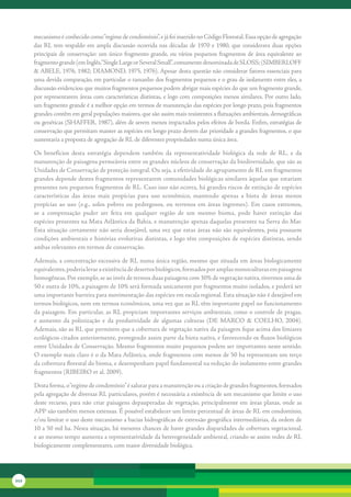 mecanismo	é	conhecido	como	“regime	de	condomínio”,	e	já	foi	inserido	no	Código	Florestal.	Essa	opção	de	agregação	
      das	 RL	 tem	 respaldo	 em	 ampla	 discussão	 ocorrida	 nas	 décadas	 de	 1970	 e	 1980,	 que	 considerava	 duas	 opções	
      principais	 de	 conservação:	 um	 único	 fragmento	 grande,	 ou	 vários	 pequenos	 fragmentos	 de	 área	 equivalente	 ao	
      fragmento	grande	(em	Inglês,	“Single	Large	or	Several	Small”,	comumente	denominada	de	SLOSS;	(SIMBERLOFF	
      &	ABELE,	1976,	1982;	DIAMOND,	1975,	1976).	Apesar	desta	questão	não	considerar	fatores	essenciais	para	
      uma	devida	comparação,	em	particular	o	tamanho	dos	fragmentos	pequenos	e	o	grau	de	isolamento	entre	eles,	a	
      discussão	evidenciou	que	muitos	fragmentos	pequenos	podem	abrigar	mais	espécies	do	que	um	fragmento	grande,	
      por	representarem	áreas	com	características	distintas,	e	logo	com	composições	menos	similares.	Por	outro	lado,	
      um	fragmento	grande	é	a	melhor	opção	em	termos	de	manutenção	das	espécies	por	longo	prazo,	pois	fragmentos	
      grandes	contêm	em	geral	populações	maiores,	que	são	assim	mais	resistentes	a	flutuações	ambientais,	demográficas	
      ou	genéticas	(SHAFFER,	1987),	além	de	serem	menos	impactados	pelos	efeitos	de	borda.	Enfim,	estratégias	de	
      conservação	que	permitam	manter	as	espécies	em	longo	prazo	devem	dar	prioridade	a	grandes	fragmentos,	o	que	
      sustentaria	a	proposta	de	agregação	de	RL	de	diferentes	propriedades	numa	única	área.	

      Os	 benefícios	 desta	 estratégia	 dependem	 também	 da	 representatividade	 biológica	 da	 rede	 de	 RL,	 e	 da	
      manutenção	de	paisagens	permeáveis	entre	os	grandes	núcleos	de	conservação	da	biodiversidade,	que	são	as	
      Unidades	de	Conservação	de	proteção	integral.	Ou	seja,	a	efetividade	do	agrupamento	de	RL	em	fragmentos	
      grandes	depende	destes	fragmentos	representarem	comunidades	biológicas	similares	àquelas	que	estariam	
      presentes	nos	pequenos	fragmentos	de	RL.	Caso	isso	não	ocorra,	há	grandes	riscos	de	extinção	de	espécies	
      características	 das	 áreas	 mais	 propícias	 para	 uso	 econômico,	 mantendo	 apenas	 a	 biota	 de	 áreas	 menos	
      propícias	 ao	 uso	 (e.g.,	 solos	 pobres	 ou	 pedregosos,	 ou	 terrenos	 em	 áreas	 íngremes).	 Em	 casos	 extremos,	
      se	 a	 compensação	 puder	 ser	 feita	 em	 qualquer	 região	 de	 um	 mesmo	 bioma,	 pode	 haver	 extinção	 das	
      espécies	presentes	na	Mata	Atlântica	da	Bahia,	e	manutenção	apenas	daquelas	presentes	na	Serra	do	Mar.	
      Esta	situação	certamente	não	seria	desejável,	uma	vez	que	estas	áreas	não	são	equivalentes,	pois	possuem	
      condições	ambientais	e	histórias	evolutivas	distintas,	e	logo	têm	composições	de	espécies	distintas,	sendo	
      ambas	relevantes	em	termos	de	conservação.

      Ademais,	a	concentração	excessiva	de	RL	numa	única	região,	mesmo	que	situada	em	áreas	biologicamente	
      equivalentes,	poderia	levar	a	existência	de	desertos	biológicos,	formados	por	amplas	monoculturas	em	paisagens	
      homogêneas.	Por	exemplo,	se	ao	invés	de	termos	duas	paisagens	com	30%	de	vegetação	nativa,	tivermos	uma	de	
      50	e	outra	de	10%,	a	paisagem	de	10%	será	formada	unicamente	por	fragmentos	muito	isolados,	e	poderá	ser	
      uma	importante	barreira	para	movimentação	das	espécies	em	escala	regional.	Esta	situação	não	é	desejável	em	
      termos	biológicos,	nem	em	termos	econômicos,	uma	vez	que	as	RL	têm	importante	papel	no	funcionamento	
      da	paisagem.	Em	particular,	as	RL	propiciam	importantes	serviços	ambientais,	como	o	controle	de	pragas,	
      e	 aumento	 da	 polinização	 e	 da	 produtividade	 de	 algumas	 culturas	 (DE	 MARCO	 &	 COELHO,	 2004).	
      Ademais,	são	as	RL	que	permitem	que	a	cobertura	de	vegetação	nativa	da	paisagem	fique	acima	dos	limiares	
      ecológicos	citados	anteriormente,	protegendo	assim	parte	da	biota	nativa,	e	favorecendo	os	fluxos	biológicos	
      entre	Unidades	de	Conservação.	Mesmo	fragmentos	muito	pequenos	podem	ser	importantes	neste	sentido.	
      O	exemplo	mais	claro	é	o	da	Mata	Atlântica,	onde	fragmentos	com	menos	de	50	ha	representam	um	terço	
      da	cobertura	florestal	do	bioma,	e	desempenham	papel	fundamental	na	redução	do	isolamento	entre	grandes	
      fragmentos	(RIBEIRO	et	al.	2009).	

      Desta	forma,	o	“regime	de	condomínio”	é	salutar	para	a	manutenção	ou	a	criação	de	grandes	fragmentos,	formados	
      pela	agregação	de	diversas	RL	particulares,	porém	é	necessária	a	existência	de	um	mecanismo	que	limite	o	uso	
      deste	 recurso,	 para	 não	 criar	 paisagens	 depauperadas	 de	 vegetação,	 principalmente	 em	 áreas	 planas,	 onde	 as	
      APP	são	também	menos	extensas.	É	possível	estabelecer	um	limite	percentual	de	áreas	de	RL	em	condomínio,	
      e/ou	limitar	o	uso	deste	mecanismo	a	bacias	hidrográficas	de	extensão	geográfica	intermediárias,	da	ordem	de	
      10	a	50	mil	ha.	Nesta	situação,	há	menores	chances	de	haver	grandes	disparidades	de	cobertura	vegetacional,	
      e	ao	mesmo	tempo	aumenta	a	representatividade	da	heterogeneidade	ambiental,	criando-se	assim	redes	de	RL	
      biologicamente	complementares,	com	maior	diversidade	biológica.	




212
 