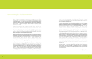 4
2014, e em 2016 esta redução seguiu firme, possibilitando o fechamento do ano com
15,2% menos homicídios do que em 2015. Isso significou a preservação de mais de mil
vidas no Estado em apenas dois anos.
Os avanços são importantes. Mas é preciso avançar ainda mais e foi nesse sentido que
desde 2015 começamos a construção de um importante processo de articulação de
parcerias interinstitucionais que resultou no Pacto por um Ceará Pacífico, que é deta-
lhado nesta publicação. O Pacto foi construído conjuntamente pelos diversos poderes
do Estado, envolvendo não apenas os diversos órgãos e secretarias do governo, mas
também, e fundamentalmente, o Poder Legislativo, o Poder Judiciário, o Ministério
Público e a Defensoria Pública do Estado, além de uma parceria com a sociedade civil
por meio da organização não governamental Fórum Brasileiro de Segurança Pública.
O Pacto por um Ceará Pacífico objetiva fundamentalmente a redução dos índices cri-
minais e o aumento da segurança da população cearense, através da implementação
de ações intersetoriais e interinstitucionais que proporcionarão a construção de uma
Cultura de Paz no Ceará. Essas ações englobam os aspectos da segurança pública no
sentido estrito, mas não se resumem a eles e estendem-se a iniciativas voltadas à
melhoria do contexto urbano, ao acolhimento às populações mais vulneráveis e ao
enfrentamento à violência como um todo, a partir da atuação articulada, integrada e
compartilhada dos órgãos e entidades públicas estaduais, municipais e federais, e da
sociedade civil.
Como diz a canção, “se muito vale o já feito, mais vale o que será, e o que foi feito é
preciso conhecer para melhor prosseguir”. Prosseguiremos juntos e fortes, corrigindo
erros e fortalecendo os acertos na construção conjunta de um Ceará Pacífico para toda
a população cearense.
Camilo Santana
5
Garantir a segurança da população do Estado do Ceará é uma agenda prioritária do Go-
verno do Estado. O compromisso com a construção de uma sociedade justa e pacífica
foi assumido no plano “Os 7 Cearás”, com suas diretrizes que contemplavam aspectos
da segurança pública, da justiça e cidadania, da política sobre drogas e do desenvol-
vimento urbano, e visavam a redução dos índices criminais e a construção de uma
cultura de paz no Estado.
Inúmeros progressos haviam sido consolidados na gestão anterior, mas vários desa-
fios precisavam ser debelados como ampliação das oportunidades de lazer, cultura e
esporte para os jovens cearenses, a transformação dos espaços públicos em arenas
de convivência e sociabilidade, o fortalecimento institucional dos órgãos de segurança
pública e o reforço às estruturas efetivas de combate à criminalidade, com a conse-
quente valorização dos profissionais de segurança pública.
Apesar da paralisia institucional que assola o país e da crise econômica que impacta as
possibilidades financiamento das políticas públicas, o Ceará se manteve na liderança
nacional em equilíbrio fiscal e investimentos públicos o que vem possibilitando maior
capacidade de realizar obras e ações para melhorar a vida dos cearenses. Além de
priorizar as áreas sociais e gerar empregos, estamos mantendo não apenas o custeio,
mas também o investimento em segurança pública.
De 2015 para cá, muito foi feito. Delegacias passaram a funcionar 24 horas, o batalhão
Raio e a coordenadoria de operações aéreas foram interiorizados, foram criados novos
núcleos de perícia forense e os planos de carreira das policias foram reformulados. Os
profissionais de segurança pública foram valorizados com promoções e aumento real
de salários, além de terem seus esforços reconhecidos e estimulados por meio da ins-
tituição de um plano de metas, chamado Em Defesa da Vida, que conseguiu a redução
sustentável dos índices de criminalidade no Estado. Assim, em 2015 conseguimos re-
duzir em 9,5% os crimes violentos letais intencionais do Estado, em comparação com
Apresentação do Governador
 