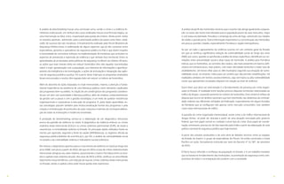 98
A análise de benchmarking trouxe uma conclusão certa: sendo o crime e a violência fe-
nômenos multicausais, em nenhum dos casos analisados houve uma fórmula mágica, ou
uma intervenção ou fator único, responsável pela queda dos índices. Ainda assim, todos
os estudos apontam, sobretudo, para a priorização política da pauta como fator catali-
sador do sucesso das tais iniciativas. O levantamento realizado pelo Fórum Brasileiro de
Segurança Pública levou à reafirmação de alguns aspectos que já são consenso entre
especialistas, gestores e operadores de segurança pública no País e que dizem respeito
à necessidade de concentrar esforços na implementação de iniciativas que articulem os
aspectos de prevenção e repressão da violência e que tenham foco territorial. Entre os
aprendizados já acumulados pelas políticas de segurança no Brasil nos últimos 30 anos,
as ações que mais tiveram êxito em reduzir homicídios têm sido aquelas concentradas
sobre o tripé: aproximação com a população, uso intensivo de informações e aperfeiço-
amento da inteligência e da investigação, e ações de articulação e integração das agên-
cias de segurança pública e justiça. Foi a partir deste tripé que os programas analisados
foram estruturados e muitos têm logrado êxito em reduzir os índices de homicídios.
Além do desenho de ações baseadas no tripé mencionado, chamou a atenção a funda-
mental importância da existência de uma liderança política como elemento catalisador
dos programas bem-sucedidos. A criação de um comitê gestor dos programas coordena-
do por um ator com autoridade e liderança política, além de sinalizar comprometimento
da gestão com a pauta e com a gestão estratégica, é um meio de quebrar resistências
organizacionais e corporativas à execução do programa. E, pelas lições aprendidas, es-
sas estratégias passam também pela institucionalização formal dos programas e pela
criação e normatização de protocolos de ação conjunta e matrizes de corresponsabiliza-
ção de todas as instituições e instâncias envolvidas.
À produção do benchmarking somou-se a elaboração de um diagnóstico minucioso
acerca da questão da violência no Ceará. O diagnóstico da violência enfocou os crimes
violentos letais intencionais (CVLI) e os crimes violentos patrimoniais (CVP), de modo a
caracterizar a criminalidade violenta no Estado. Os principais dados utilizados foram as
mortes por agressão, segundo a fonte da saúde (SIM/Datasus), os registros oficiais da
segurança pública (boletim de ocorrência) e, por fim, a análise da vulnerabilidade social
no estado e da criminalidade violenta e indicadores socioeconômicos.
Em síntese, o diagnóstico apontou para o crescimento da violência no Ceará ao longo dos
anos 2000, com picos a partir de 2010, até que em 2014 a taxa de crimes violentos letais
intencionais atingisse seu valor máximo, posicionando o Ceará e Fortaleza entre os esta-
dos e capitais mais violentos do país. Nos anos de 2015 e 2016, verificou-se uma inflexão
importante nessa tendência, com redução da taxa de crimes violentos letais intencionais
no Estado, sendo a capital a área onde houve queda mais expressiva.
A análise do perfil dos homicídios mostrou que o evento não atinge igualmente a popula-
ção: as taxas são muito mais elevadas para a população jovem do sexo masculino, negra
e com baixa escolaridade. Prevalece o emprego da arma de fogo, sobretudo nas cidades
de médio e grande porte. Outra informação importante é a concentração dos homicídios
em poucas grandes cidades, especialmente Fortaleza e região metropolitana.
Se por um lado o agravamento da violência ocorreu em um contexto geral do Estado
em que se verificou significativa redução da vulnerabilidade social ao longo dos anos
2000, por outro, quando se aprofunda a análise de áreas específicas, identificam-se cor-
relações entre precariedade social e altas taxas de homicídio. A análise para Fortaleza
indicou que os homicídios, ao contrário dos roubos, são mais presentes em bairros defi-
citários em infraestrutura, mais pobres, com maior densidade domiciliar e maior taxa de
analfabetismo. Um breve olhar para os 184 municípios segundo sua situação de vulne-
rabilidade social, no entanto, indica para um cenário que não permite simplificações. Há
realidades similares em termos socioeconômicos, seja com baixa ou alta vulnerabilidade
social, que apresentam resultados díspares em relação ao nível de violência.
Outro fator que deve ser mencionado é o fortalecimento da presença do crime organi-
zado no Estado. A rivalidade entre facções provoca disputas territoriais relacionadas ao
tráfico de drogas, causando aumento no número de homicídios. Este cenário é reflexo da
disputa que ocorre em âmbito nacional e que tem interferido nas dinâmicas da criminali-
dade violenta nas diferentes Unidades da Federação, especialmente em alguns Estados
do Nordeste que se configuram não apenas como mercado consumidor, mas também
como rotas internacionais de tráfico.
A questão do crime organizado interestadual, assim como a do tráfico internacional de
drogas ilícitas, só pode ser atacada a partir de uma atuação articulada pelo governo
federal, que tem papel central no combate a esse tipo de crime. Esse papel de coorde-
nação, entretanto, precisa ser de fato exercido pela União a partir da elaboração de uma
política nacional de segurança pública que hoje inexiste.
A partir dos estudos produzidos e de uma série de debates técnicos entre as equipes
do Estado do Ceará e o grupo de especialistas do Fórum, foi então construído o Ceará
Pacífico em ação, formalmente instituído por meio do Decreto nº 31.787, de setembro
de 2015.
O Pacto busca refundar a confiança da população no Estado, e é um trabalho inovador
que se baseia no fortalecimento das instituições, na promoção da segurança como com-
promisso de todos e na integração dos poderes com a sociedade.
 