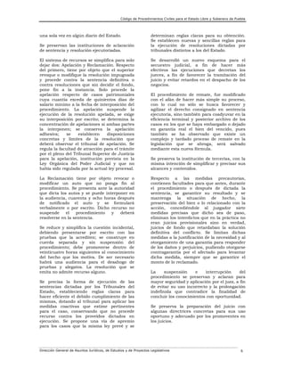 Código de Procedimientos Civiles para el Estado Libre y Soberano de Puebla

una sola vez en algún diario del Estado.
Se preservan las instituciones de aclaración
de sentencia y resolución ejecutoriadas.

determinan reglas claras para su obtención.
Se establecen nuevas y sencillas reglas para
la ejecución de resoluciones dictadas por
tribunales distintos a los del Estado.

El sistema de recursos se simplifica para solo
dejar dos: Apelación y Reclamación. Respecto
del primero, tiene por objeto que el superior
revoque o modifique la resolución impugnada
y procede contra la sentencia definitiva o
contra resoluciones que sin decidir el fondo,
pone fin a la instancia. Solo procede la
apelación respecto de casos patrimoniales
cuya cuantía exceda de quinientos días de
salario mínimo a la fecha de interposición del
procedimiento. La apelación suspende la
ejecución de la resolución apelada, se exige
su interposición por escrito; se determina la
concentración de apelaciones si ambas partes
la interponen; se conserva la apelación
adhesiva;
se
establecen
disposiciones
concretas y límites de la resolución que
deberá observar el tribunal de apelación. Se
regula la facultad de atracción para el trámite
por el pleno del Tribunal Superior de Justicia
para la apelación, institución prevista en la
Ley Orgánica del Poder Judicial y que no
había sido regulada por la actual ley procesal.

Se desarrolló un nuevo esquema para el
secuestro judicial, a fin de hacer más
efectivos las ejecuciones que decretan los
jueces, a fin de favorecer la tramitación del
juicio y evitar retardos en el despacho de los
negocios.

La Reclamación tiene por objeto revocar o
modificar un auto que no ponga fin al
procedimiento. Se presenta ante la autoridad
que dicta los autos y se puede interponer en
la audiencia, cuarenta y ocho horas después
de notificado el auto y se formulará
verbalmente o por escrito. Dicho recurso no
suspende
el
procedimiento
y
deberá
resolverse en la sentencia.

Respecto a las medidas precautorias,
contienen facultades para que antes, durante
el procedimiento o después de dictada la
sentencia, se garantice su resultado y se
mantenga la situación de hecho, la
preservación del bien o lo relacionado con la
acción, concediéndole al juzgador siete
medidas precisas que dicho sea de paso,
eliminan los interdictos que en la práctica no
eran juicios provisionales sino en verdad,
juicios de fondo que retardaban la solución
definitiva del conflicto. Se limitan dichas
medidas a la justificación de la necesidad y al
otorgamiento de una garantía para responder
de los daños y perjuicios, pudiendo otorgarse
contragarantía por el afectado para levantar
dicha medida, siempre que se garantice el
monto de lo reclamado.

Se reduce y simplifica la cuestión incidental,
debiendo presentarse por escrito con las
pruebas que la acrediten; se construye en
cuerda separada y sin suspensión del
procedimiento; debe promoverse dentro de
veinticuatro horas siguientes al conocimiento
del hecho que los motiva. De ser necesario
habrá una audiencia para el desahogo de
pruebas y alegatos. La resolución que se
emita no admite recurso alguno.
Se precisa la forma de ejecución de las
sentencias dictadas por los Tribunales del
Estado, estableciendo reglas claras para
hacer eficiente el debido cumplimiento de las
mismas, dotando al tribunal para aplicar las
medidas coactivas que estime pertinentes
para el caso, conservando que no procede
recurso contra los proveídos dictados en
ejecución. Se propone una vía de apremio
para los casos que la misma ley prevé y se

El procedimiento de remate, fue modificado
con el afán de hacer más simple su proceso,
con lo cual no sólo se busca favorecer y
agilizar el derecho consignado en sentencia
ejecutoria, sino también para coadyuvar en la
eficiencia terminal y posterior archivo de los
casos en los que se haya embargado o dejado
en garantía real el bien del vencido, pues
también se ha observado que existe un
complejo y tardado proceso de remate en la
legislación que se abroga, será salvado
mediante esta nueva fórmula.
Se preserva la institución de tercerías, con la
misma intención de simplificar y precisar sus
alcances y contenidos.

La
suspensión
e
interrupción
del
procedimiento se preservan y aclaran para
mayor seguridad y aplicación por el juez, a fin
de evitar su uso incorrecto y la prolongación
indefinida que contradice la finalidad de
concluir los conocimientos con oportunidad.
Se preserva la preparación del juicio con
algunas directrices concretas para sus uso
oportuno y adecuado por los promoventes en
los juicios.

Dirección General de Asuntos Jurídicos, de Estudios y de Proyectos Legislativos

6

 