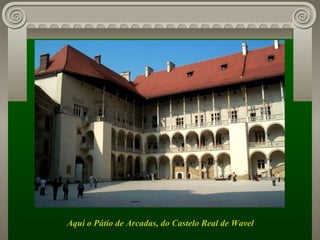 Aqui o Pátio de Arcadas, do Castelo Real de Wavel  