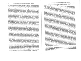 82 ALTO CRECIMIENTO CON DEBILIDAD ESTRUCTURAL, 1963-1971
SUS~bligac~o~es para e~ encaje legal. Así, a partir de 1963, esta práctica
se hlZ~ cotIdIana y el sIstema financiero comenzó a canalizar recursos
al gobIerno, aunque desde luego esta forma de financiamiento tiene
una implicación muy diferente al caso de los ingresos vía impuestos en
:uanto a sus re.re:cusiones en las finanzas públicas. Entre 1963 y 1966
~tasa de creCImIento del financiamiento del sistema bancario al go-
)lernO aume~tó 33% en términos reales en promedio anual, y durante
o~ cuatr~ a~os posteriores redujo su tasa de crecimiento entre 10 y
,3Vo en termmos reales al año, que sin duda es un fuerte crecimiento
~clu~o superior al del PIE. Por tanto, mientras que el 12.3% del finan~
:lamlento otorgado por el sistema financiero era destinado al gobierno
:n 1963, para 1970 é~te representó el 24.7% del financiamiento otorga-
le: a. toda la e~onomla. Por ello, el financiamiento directo del Banco de
1exlCO ~l gobIern~ c~ntral, forma típica de monetizar el déficit público,
~e relatIv,am~nte hr:lltado, lo que contribuyó a mantener la inflación a
JVeles mas bIen baJos, pero le restó recursos al sector privado.46
La otra forma en, que el gobierno se pudo haber hecho de mayores
19r~s.os era a ?,aves de aumentos de los precios y tarifas de bienes y
~rv~~IOSprovel~os por el sector público. Sin embargo, debido a la con-
~cclOn del gobIerno de que a través de precios bajos de insumos esen-
tales era una ma,nera clave como el sector público estaba apoyando el
esarrollo. del paIs, y por temor a estimular la inflación, prácticamente
~dos los mgresos públicos, en términos reales, decrecieron durante los
:lOS sesenta.47 Ello desde luego afectó negativamente las finanzas in-
:rnas de las empres~s ~úblicas, por lo que tuvieron que recurrir al ga-
lerna federal y al credlto externo para financiar la inversión necesaria
1 el~as
! evitar su descapitalización. De hecho, la mayor parte del fi-
mC1amIent~ de la inversión de las empresas paraestatales, especial-
ente a partIr de 1965, se :ealizó por transferencias directas del gobier-
) federal, en menor medIda por endeudamiento externo y finalmente
)r
~~s ingr~~os
propios de las empresas. Entre 1965 y 1970, de la in-
~rSl0n tata e las empresas públicas, 31% fue financiado por ingresos
:~
Antonio Gómez Oliver, Políticas monetaria y fiscal de México, cit., pp, 95-97,
P~r ejemplo, los productos derivados del petróleo, como las gasolinas, disminuyeron su recio
l anualm~nte entre 2.4,y 3.4% entre 1964 y 1970; los precios reales de garantía para los rin~ ales
t,vos a1ncolas se redujeron a una tasa promedio de 2,7% anual; mientras los costos pr~medfo de
ga p~r errocaml aumentaban 2,1% anualmente en ese periodo, los ingresos disminuían O3°1<
,medIo; a su vez, los costos de pasajeros aumentaban a razón de 3 70/<al a -'
,o
l
en
resos apenas lo ha '
O30/< al
,o no, mientras que os
b '1" ad
clan e~
' °
anu' mente, Rafael Izquierdo, Política hacendaria del desarrollo
2
¡ ¡Z or, 1958-1970, CIt., cuadros ¡VA, ¡V,7y ¡VB del apéndice estadístico, pp, 192, 195 y 196,
ALTO CRECIMIENTO
CON DEBILIDAD
ESTRUCTURAL, 1963-1971
83
propios, 47.3% por transferencias del gobierno federal y el 21.7% restan-
te por endeudamiento
externo.48
Por su parte, los egresos del sector público, tanto del gobierno fede-
ral como de las empresas paraestatales, crecieron gradualmente como
porcentaje del producto, especialmente a partir de 1967. Sin embargo,
la política era de cierta austeridad, Y
los egresos estuvieron fluctuando a
lo largo del decenio, tratando de ajustarse a las condiciones de la eco-
nomía para no sobrecalentarla Y
tener que recurrir a mayores déficits.
Así, para el gobierno federal, los egresos fluctuaron entre 9.4% del PIE
en 1962 Y 11.6% en 1970, teniendo una tendencia al alza hacia el final
del decenio. En el caso de las empresas paraestatales, la tendencia es si-
milar, 8,9% del PIEen 1962 Y9.1% en 1970. Como se puede apreciar, ya
pesar de los esfuerzos de prudencia fiscal realizados por el gobierno, la
disciplina fiscal registrada durante los años sesenta fue en realidad me-
nor a la observada a principios de los años cincuenta e incluso durante
la década de los cuarenta, cuando se registraron superávits fiscales en
varios años. Pero afortunadamente, las autoridades, Y
el país, tuvieron la
suerte de no experimentar crisis externas que alteraran fuertemente las
entradas o salidas de capital a corto plazo, y por tanto afectaran la base
monetaria y todo lo que ello implica, incluyendo ajustes en la política mo-
netaria, además de posibles impactos ineludibles en el tipo de cambio
que impactaran la inflación Y
los precios relativos con el exterior. De
hecho ep un estudio formal, basado en técnicas de control óptimo,
Alejandr~ Reynos049 demostró que aproximadamente 90% de la es-
tabilidad que se dio en México en el periodo llamado "desarrollo esta-
bilizador" 0955-1971), comparado con el anterior de crecimiento con
inflación (1942-1954), se debió a condiciones externas de estabilidad,
mientras que el 10% restante fue el resultado de un buen manejo de la
política económica. Este resultado es muy importante, pues significa que
la "disciplina fiscal" es más bien una condición necesaria, mas no sufi-
ciente, para mantener la estabilidad de precios y cambiaria en el país,
por lo que las fluctuaciones externas normalmente resultan nefastas para
la estabilidad interna. Como se ha podido apreciar, el análisis del capí-
tulo anterior brinda un soporte más intuitivo a esta misma conclusión.
El análisis de los años sesenta ha mostrado que fue un decenio clave
48 ¡bid"
p, 87,
49 Alejandro Reynoso, Essays on the Macroeconomk: Effects
of Monetary Refonns. Price Con-
trols and Financial
Repression, tesis doctoral, Massachusetts InstitUte of Technology, 1989. par-
te 5: "Domestic Stability and External Shocks, A Review of the Mexican Stabilizing Development
0955-1971)",
 