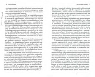 56 Crear capacidades
que cada persona es merecedora del mismo respeto y considera-
ción, incluso aunque las personas no siempre tengan esa opinión
de sí mismas. El enfoque, por así decirlo, no se basa en la satisfac-
ción de las preferencias ya existentes.
Esta irreducible heterogeneidad de las «capacidades centrales»
es de extraordjnaria importancia. Ninguna nación puede satisfacer
la necesidad,de una determinada capacidad dando a las personas
una gran 9untidad de otra, ni siquiera entregándoles dinero. Todas
!~~df:~~~i~~f~~::V:r::::j~:Sl: ~:~~~:~~~~:;
Idea a la practIca SI pensamos en el caso de una constitución enco-
mendada a la protección de las capacidades como derechos esen-
ciales de todos los ciudadanos y ciudadanas: las personas estarán
facultadas a denunciar a su gobierno si la Constitución de su país
protege la libertad religiosa y esta ha sido vulnerada, por mucho
que, en otro orden de cosas, lleven una vida confortable, estén bien
alimentadas y tengan adecuadamente aseguradas todas las demás
capacidades importantes.
La exigencia fundamental de mi concepción de la justicia social
es la siguiente: el respeto por la dignidad humana obliga a que los
ciudadanos y las ciudadanas estén situados por encima de un um-
bral mínimo amplio (y específico) de capacidad en todas y cada
una de las diez áreas. (Al hablar de ciudadanos y ciudadanas no
pretendo negar los diversos derechos de los que también deben
gozar los extranjeros residentes en situación legal o ilegal: simple-
mente me limito a comenzar por el caso central.)
La lista es una propuesta: puede discutirse argumentando que
uno o más de sus elementos no es tan crucial y, por consiguiente,
debería dejarse al arbitrio del proceso político corriente en lugar de
recibir una protección especial. Supongamos que alguien pregÚnta
por qué el juego yel ocio deberían ser objeto de semejante protec-
ción. Yo empezaría por señalarle que para muchas mujeres de todo
el mundo, la «doble jornada» (el desempeño de un empleo y, ade-
más, de vuelta a casa, la realización de todas las tareas domésticas
incluido el cuidado de los niños y de los ancianos) es una carg~
aplastante que les impide el acceso a muchas de las otras capacida-
des de la lista: oportunidades laborales, participación política, sa-
Las capacidades centrales 57
lud física y emocional, amistades de muy variada índole, etcétera.
La contribución del juego y de la libre expansión de las capacida-
des imaginativas á una vida humana no es únicamente instrumental
sino que es también, en parte, elemento constitutivo de una vida
humana valiosa. Esa es la clase de argumento que hay que presen-
tar para incluir algo en la lista.
A veces, las condiciones sociales hacen que parezca imposible
garantizar un nivel umbral de las diez capacidades para todos y
todas: es posible que dos o más de ellas resulten conflictivas entre
sí. Por ejemplo, los padres pobres del estado de Vasanti tal vez
crean que necesitan que sus hijos e hijas no vayan a la escuela por
la propia supervivencia de todos ellos, ya que necesitan los salarios
del trabajo infantil para asegurarse la existencia. En un caso así, la
pregunta natural del economista es: ¿qué sacrificios y compensa-
ciones conviene hacer? Sin embargo, cuando las capacidades tie-
nen un valor y una importancia intrínsecos (como sucede con las
diez de mi lista), la situación producida cuando dos de ellascolisio-
nan entre sí es trágica: sigamos el camino que sigamos, será inevita-
ble que obremos de forma incorrecta con alguien.
El análisis coste-beneficio convencional no llega a captar por
completo esta situación de elección trágica: la vulneración de un
derecho fundamentado en la justicia básica no supone sólo un cos-
te muy elevado, sino también un coste cualitativamente distinto
que ninguna persona tendría que soportar en una sociedad total-
mentejusta.
Sen ha explicado que esas situaciones de elección trágica evi-
dencian un defecto inherente alos enfoques económicos convencio-
nales, como es el hecho de que normalmente requieran una ordena-
ción completa de todos los escenarios o estados de cosas. En los
casos «trágicos», insiste él, no podemos clasificar una opción alter-
nativa por encima de la otra y, por consiguiente, toda ordenación
buena tendrá que ser incompleta. En este punto, sin embargo, exis-
te un cierto matiz de diferencia entre su crítica yla mía. Yo diría más
bien que no todas las situaciones «trágicas» entrañan la imposibili-
dad de ordenar un estado de cosas por encima de otro por enten-
derlo como mejor que este. Deberíamos distinguir entre la presen-
cia del dilema trágico (aquella elección que nos aboca a obrar mal,
 
