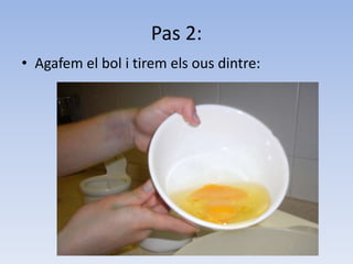 Pas 2:Agafem el bol i tirem els ous dintre: