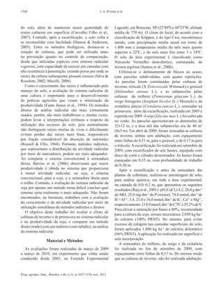 1548                                                         L.A. Pivetta et al.



do solo, além de manterem maior quantidade de                            Lageado, em Botucatu, SP (22º49'S e 48º25'W, altitude
restos culturais em superfície (Carvalho Filho et  al.,                  média de 770 m). O clima do local, de acordo com a
2007). Contudo, após a escarificação, o solo volta a                     classificação de Köppen, é do tipo Cwa, mesotérmico
se reconsolidar com facilidade (Hamza & Anderson,                        úmido, com precipitação média anual em torno de
2005). Entre os métodos biológicos, destaca-se a                         1.400  mm e temperatura média do mês mais quente
rotação de culturas, que pode ser utilizada tanto                        superior a 22ºC, e do mês mais frio entre 3 e 18ºC.
na prevenção quanto no controle da compactação,                          O  solo da área experimental é classificado como
desde que utilizadas espécies com sistema radicular                      Nitossolo Vermelho distroférrico, estruturado, de
vigoroso, com capacidade de crescer em camadas com                       textura argilosa (Santos et al., 2006).
alta resistência à penetração, criando poros por onde as                    Utilizou-se o delineamento de blocos ao acaso,
raízes da cultura subsequente possam crescer (Silva &                    com parcelas subdivididas, com quatro repetições.
Rosolem, 2002; Muzilli, 2006).                                           As  parcelas foram constituídas pelas culturas de
   Como o crescimento das raízes é influenciado pelo                     inverno, triticale (X Triticosecale Wittmack) e girassol
manejo do solo, a avaliação do sistema radicular de                      (Helianthus annuus  L.), e as subparcelas pelas
uma cultura é importante para o desenvolvimento                          culturas do milheto (Pennisetum glaucum  L.), do
de práticas agrícolas que visam à otimização da                          sorgo forrageiro (Sorghum bicolor (L.) Moench) e da
produtividade (Fante Júnior et al., 1994). Os métodos                    crotalária júncea (Crotalaria juncea L.), semeadas na
diretos de análise radicular são mais comumente                          primavera, além da escarificação, realizada em 2003 e
usados; porém, são mais trabalhosos e, muitas vezes,                     repetida em 2009. A soja (Glycine max L.) foi cultivada
podem levar a interpretações errôneas a respeito da                      no verão. As  parcelas apresentavam as dimensões de
utilização dos recursos do solo, pois normalmente                        32x12  m, e a área útil das subparcelas era de 40  m2
não distinguem raízes mortas de vivas e dificilmente                     (8x5 m). Em abril de 2009, foram semeadas as culturas
evitam perdas das raízes mais finas, responsáveis                        de inverno, ambas sem adubação, com espaçamento
por fração considerável da absorção de nutrientes                        entre linhas de 0,51 m, para o girassol, e de 0,17 m para
(Russell & Ellis, 1968). Portanto, métodos indiretos,                    o triticale. A escarificação foi realizada em setembro de
que representam a distribuição da atividade radicular                    2009, com escarificador de sete hastes, equipado com
por meio de marcadores, podem ser mais adequados.                        disco de corte e cilindro destorroador. As hastes foram
Ao comparar o sistema convencional à semeadura                           espaçadas em 0,35  m, com profundidade de trabalho
direta, Barrios et  al. (2006) observaram que maior                      de 0,30 m.
produtividade é obtida no sistema que proporciona                           Após a escarificação e antes da semeadura das
a maior atividade radicular, ou seja, o sistema                          plantas de cobertura, realizou-se amostragem de solo,
convencional, para a soja, e a semeadura direta para                     para análise química, em toda a área experimental,
o milho. Contudo, a avaliação do sistema radicular da                    na camada de 0,0–0,2  m, que apresentou os seguintes
soja por apenas um método torna difícil concluir qual                    resultados (Raij et al., 2001): pH (CaCl2) 4,2; 28,0 g dm‑3
sistema seria realmente o mais adequado. Não foram
                                                                         de MO; 25,0 mg dm‑3 de P (resina); 74,4 mmolc dm‑3 de
encontrados, na literatura, trabalhos com a avaliação
                                                                         H++Al3+; 3,4, 21,0 e 16,0 mmolc dm‑3 de K+, Ca2+ e Mg2+,
do crescimento e da atividade radicular por meio da
                                                                         respectivamente; 114,9 mmolc dm‑3 de CTC e 35,2% de V.
utilização simultânea de métodos indiretos e diretos.
                                                                         Para elevar a saturação por bases a 60%, recomendada
   O objetivo deste trabalho foi avaliar o efeito de
                                                                         para a cultura da soja, seriam necessários 2.850 kg ha‑1
culturas de inverno e de primavera no sistema radicular
                                                                         de calcário (100% PRNT). No  entanto, para evitar
e na produtividade da soja, e comparar um método
                                                                         excesso de calagem nas camadas superficiais do solo,
direto (trado) com um indireto (com rubídio), na análise
                                                                         foram aplicados 1.800  kg  ha‑1 de calcário dolomítico
do sistema radicular.
                                                                         (96% PRNT). A aplicação foi realizada em superfície e
                   Material e Métodos                                    sem incorporação.
                                                                            A semeadura do milheto, do sorgo e da crotalária
  As avaliações foram realizadas de março de 2009                        foi realizada no fim de setembro de 2009, com
a março de 2010, em experimento que vinha sendo                          espaçamento entre linhas de 0,17 m. Do mesmo modo
conduzido desde 2003, na Fazenda Experimental                            que as culturas de inverno, não foi realizada adubação.


Pesq. agropec. bras., Brasília, v.46, n.11, p.1547-1554, nov. 2011
 