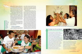 mês de outubro.“A cada ano, independente
de minha mãe ter falecido e não estar mais
entre a gente, nós nos tornamos mais uni-
dos.Ela,mesmo não estando aqui,fortalece
o amor que temos um pelo outro”, conta
Kátia enquanto tenta disfarçar a saudade da
mãe que começa a transbordar pelos olhos.
“Neste momento, a gente sente a minha
mãe mais próxima, como se eu pudesse
ver os movimentos dela por aqui. O Círio
é muito a nossa mãe”, completa Lucinda
Meireles, a mais velha das irmãs e que hoje
se responsabiliza pelos preparativos da fes-
ta em família e prepara o altar da casa que
conta, além da imagem de Nossa Senhora,
uma foto da mãe.
Para outros devotos de Nossa Senhora
de Nazaré, o Círio carrega significados dife-
rentes, além do encontro da família – como
é para os Meireles, ou do sacrifício de fé –
como encara Deivyd.
Tia Dora, a hospedeira
Na Casa de Plácido, local criado para
receber os milhares de romeiros que che-
gam a Belém durante este período do ano,
encontramos um Círio que se concretiza
na doação e que se personifica na figura de
Dolores Cerejo. Ou apenas Tia Dora, como
prefere ser chamada.
A disposição de menina ajuda a escon-
der os 81 anos de idade. Ela não pára! Cada
grupo de romeiros que chega parece abas-
tecer de energia as pernas e os braços desta
voluntária que, desde quando a Pastoral da
Acolhida foi criada há 11 anos, abandona a
própria casa no período do Círio para aten-
der os devotos de Nossa Senhora de Nazaré.
“Neste momento do Círio, poder ajudar al-
guém é a maior satisfação possível que eu
posso ter. Eu me dôo a este trabalho.Venho
para cá e não tenho vontade de voltar para
casa”, diverte-se ao falar da própria dedica-
ção sem se descuidar do atendimento aos
peregrinos, da distribuição da água, do pre-
paro da sopa e das colegas com quem divide
o trabalho na Casa.“Além da fé das pessoas
que chegam,cumprindo as suas promessas,
o que mais me emociona é a dedicação das
voluntárias daqui. Todo mundo vem para
53Horizonte Geográfico
Dolores
Cerejo, a Tia
Dora, na Casa
de Plácido,
que acolhe
romeiros:
“contágio
de energia
positiva”
A origem do Círio de Nazaré
De herança portuguesa, a devoção à Nossa
Senhora de Nazaré no país data de 1700, quando
o caboclo Plácido José dos Santos encontrou
uma pequena imagem da Virgem Maria às
margens do igarapé Murutucu, que passava atrás
de onde está hoje a Basílica de Nazaré.
De acordo com os relatos da época, Plácido teria
levado a imagem até a casa, de onde ela sumiu
até ser reencontrada no mesmo igarapé. Depois,
a imagem foi levada ao Palácio do Governo, onde
passou a noite escoltada por guardas. Reza a
lenda que para a surpresa de todos, na manhã
seguinte a imagem estava de volta ao igarapé.
Neste local, Plácido construiu uma capela
para hospedar a imagem, embora apenas
em 1792 o Vaticano autorizasse a realização
da primeira procissão, que aconteceria
em 8 de setembro do ano seguinte.
Em 1855, com as fortes chuvas que caíram
Kátia Meireles (ao centro), junto com suas irmãs: a visita anual à Belém coincide sempre com o Círio
durante o Círio, a berlinda que levava a imagem
atolou e a corda foi utilizada pela primeira vez.
Em 1901, a procissão começa a ser realizada
no segundo domingo de outubro e, a partir
de 1931, a corda passaria a ser incorporada
definitivamente à berlinda.
As procissões são longas: em 2004, por exemplo,
o Círio durou mais de 9 horas, tornando-se a
procissão mais longa da história da festividade.
 