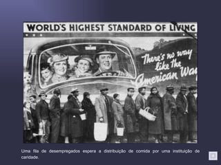 Uma fila de desempregados espera a distribuição de comida por uma instituição de
caridade.
 