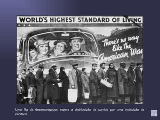 Uma fila de desempregados espera a distribuição de comida por uma instituição de caridade. 
