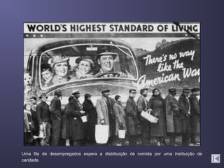 Uma fila de desempregados espera a distribuição de comida por uma instituição de
caridade.
 