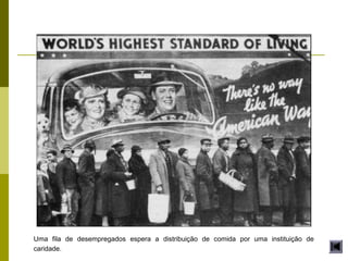 Uma fila de desempregados espera a distribuição de comida por uma instituição de
caridade.
 