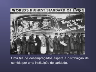 Uma fila de desempregados espera a distribuição de
comida por uma instituição de caridade.
 