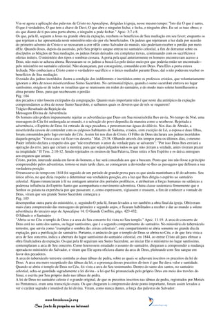 Via-se agora a aplicação das palavras de Cristo no Apocalipse, dirigidas à igreja, nesse mesmo tempo: "Isto diz O que é santo,
O que é verdadeiro, O que tem a chave de Davi; O que abre e ninguém fecha; e fecha, e ninguém abre. Eu sei as tuas obras; e
eis que diante de ti pus uma porta aberta, e ninguém a pode fechar." Apoc. 3:7 e 8.
Os que, pela fé, seguem a Jesus na grande obra da expiação, recebem os benefícios de Sua mediação em seu favor; enquanto os
que rejeitam a luz apresentada neste ministério não são por ela beneficiados. Os judeus que rejeitaram a luz dada por ocasião
do primeiro advento de Cristo e se recusaram a crer nEle como Salvador do mundo, não poderiam receber o perdão por meio
dEle. Quando Jesus, depois da ascensão, pelo Seu próprio sangue entrou no santuário celestial, a fim de derramar sobre os
discípulos as bênçãos de Sua mediação, os judeus foram deixados em completas trevas, continuando com os sacrifícios e
ofertas inúteis. O ministério dos tipos e sombras cessara. A porta pela qual anteriormente os homens encontravam acesso a
Deus, não mais se achava aberta. Recusaram-se os judeus a buscá-Lo pelo único meio por que poderia então ser encontrado -
pelo ministério no santuário celestial. Não alcançaram, por conseguinte, comunhão com Deus. Para Eles a porta estava
fechada. Não conheciam a Cristo como o verdadeiro sacrifício e o único mediador perante Deus; daí o não poderem receber os
benefícios de Sua mediação.
O estado dos judeus incrédulos ilustra a condição dos indiferentes e incrédulos entre os professos cristãos, que voluntariamente
ignoram a obra de nosso misericordioso Sumo Sacerdote. No cerimonial típico, quando o sumo sacerdote entrava no lugar
santíssimo, exigia-se de todos os israelitas que se reunissem em redor do santuário, e do modo mais solene humilhassem a
alma perante Deus, para que recebessem o perdão
Pág. 104
dos pecados e não fossem extirpados da congregação. Quanto mais importante não é que neste dia antitípico da expiação
compreendamos a obra de nosso Sumo Sacerdote, e saibamos quais os deveres que de nós se requerem!
Trágico Resultado da Rejeição da
Mensagem Divina de Advertência
Os homens não podem impunemente rejeitar as advertências que Deus em Sua misericórdia lhes envia. No tempo de Noé, uma
mensagem do Céu foi endereçada ao mundo, e a salvação do povo dependia da maneira como a recebesse. Rejeitada a
advertência, o Espírito de Deus foi retirado da raça pecadora, e pereceram nas águas do dilúvio. Nos dias de Abraão, a
misericórdia cessou de contender com os culposos habitantes de Sodoma, e todos, com exceção de Ló, a esposa e duas filhas,
foram consumidos pelo fogo enviado do Céu. Assim foi nos dias de Cristo. O Filho de Deus declarara aos judeus incrédulos
daquela geração: "Vossa casa vai ficar-vos deserta." Mat. 23:38. Olhando através dos tempos para os últimos dias, o mesmo
Poder infinito declara a respeito dos que "não receberam o amor da verdade para se salvarem": "Por isso Deus lhes enviará a
operação do erro, para que creiam a mentira; para que sejam julgados todos os que não creram a verdade, antes tiveram prazer
na iniqüidade." II Tess. 2:10-12. Sendo rejeitados os ensinos de Sua Palavra, Deus retira o Seu Espírito e os deixa entregues
aos enganos que amam.
Cristo, porém, intercede ainda em favor do homem, e luz será concedida aos que a buscam. Posto que isto não fosse a princípio
compreendido pelos adventistas, tornou-se mais tarde claro, ao começarem a desvendar-se-lhes as passagens que definem a sua
verdadeira posição.
O transcurso do tempo em 1844 foi seguido de um período de grande prova para os que ainda mantinham a fé do advento. Seu
único alívio, no que dizia respeito a determinar sua verdadeira posição, era a luz que lhes dirigia o espírito ao santuário
celestial. Alguns renunciaram à fé na contagem anterior dos períodos proféticos, e atribuíram a forças humanas ou satânicas a
poderosa influência do Espírito Santo que acompanhara o movimento adventista. Outra classe sustentava firmemente que o
Senhor os guiara na experiência por que passaram; e, como esperassem, vigiassem e orassem, a fim de conhecer a vontade de
Deus, viram que seu grande Sumo Sacerdote começara a
Pág. 105
desempenhar outra parte do ministério, e, seguindo-O pela fé, foram levados a ver também a obra final da igreja. Obtiveram
mais clara compreensão das mensagens do primeiro e segundo anjos, e ficaram habilitados a receber e dar ao mundo a solene
advertência do terceiro anjo de Apocalipse 14. O Grande Conflito, págs. 423-432.
O Sábado e o Santuário
"Abriu-se no Céu o templo de Deus e a arca do Seu concerto foi vista no Seu templo." Apoc. 11:19. A arca do concerto de
Deus está no santo dos santos, ou lugar santíssimo, que é o segundo compartimento do santuário. No ministério do tabernáculo
terrestre, que servia como "exemplar e sombra das coisas celestiais", este compartimento se abria somente no grande dia da
expiação, para a purificação do santuário. Portanto, o anúncio de que o templo de Deus se abrira no Céu, e de que fora vista a
arca de Seu concerto, indica a abertura do lugar santíssimo do santuário celestial, em 1844, ao entrar Cristo ali para efetuar a
obra finalizadora da expiação. Os que pela fé seguiram seu Sumo Sacerdote, ao iniciar Ele o ministério no lugar santíssimo,
contemplaram a arca de Seu concerto. Como houvessem estudado o assunto do santuário, chegaram a compreender a mudança
operada no ministério do Salvador, e viram que Ele agora oficiava diante da arca de Deus, pleiteando com Seu sangue em
favor dos pecadores.
A arca do tabernáculo terrestre continha as duas tábuas de pedra, sobre as quais se achavam inscritos os preceitos da lei de
Deus. A arca era mero receptáculo das tábuas da lei, e a presença desses preceitos divinos é que lhe dava valor e santidade.
Quando se abriu o templo de Deus no Céu, foi vista a arca do Seu testemunho. Dentro do santo dos santos, no santuário
celestial, acha-se guardada sagradamente a lei divina - a lei que foi pronunciada pelo próprio Deus em meio dos trovões do
Sinai, e escrita por Seu próprio dedo nas tábuas de pedra.
A lei de Deus no santuário celeste é o grande original, de que os preceitos inscritos nas tábuas de pedra, registrados por Moisés
no Pentateuco, eram uma transcrição exata. Os que chegaram à compreensão deste ponto importante, foram assim levados a
ver o caráter sagrado e imutável da lei divina. Viram, como nunca dantes, a força das palavras do Salvador:


                 www.terceiroanjo.org
            Sua fonte de pesquisa na internet
 