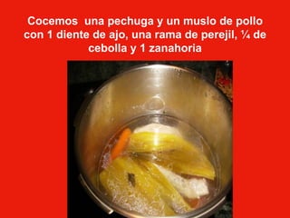 Cocemos una pechuga y un muslo de pollo con 1 diente de ajo, una rama de perejil, ¼ de cebolla y 1 zanahoria