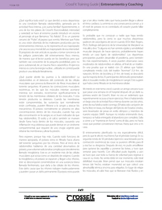 Entrenamiento y PreparaciónCrossFit Training Guide | Entrenamiento y Coaching
¿Qué significa todo esto? Lo que derribó a estos deportistas
es una condición llamada rabdomiólisis, generada por la
actividad física intensa. ¿Les suena familiar? Aparentemente, si
uno de los tres pilares de CrossFit (funcionalidad, intensidad
y variedad) se hace al extremo puede introducir en escena
al personaje al que llamamos “tío Rabdo”. Él es un pariente
cercano de “Pukie”, el payaso que vomita. Mientras que Pukie
es una visión divertida de los malestares producidos por los
entrenamientos intensos, su tío representa el uso inapropiado
y la cara oscura y mortal del uso inapropiado de esa intensidad.
El propósito de este artículo es ayudar a tomar conciencia de
los peligros potenciales del entrenamiento físico intenso,
de manera que el lector pueda ver los beneficios pero que
también sea consciente de la pequeña posibilidad, pero no
poco substancial, de un trauma físico catastrófico. El ejercicio
intenso es como la energía nuclear... utilizarla sin control puede
producir una debacle literalmente.
¿Qué puede abrirle las puertas a la rabdomiólisis? La
rabdomiólisis es el deterioro del contenido de las células
musculares que provoca la liberación de fibras musculares al
torrente sanguíneo. Al parecer, las contracciones musculares
excéntricas, en las que los músculos intentan acortarse
mientras son estirados, incrementan significativamente la
tensión de las membranas celulares de los músculos. Y esta
tensión produciría su deterioro. Cuando las membranas
están comprometidas, las sustancias que normalmente
están confinadas, pueden filtrarse a la sangre y atascar los
mecanismos. El potasio normalmente se presenta en altas
concentraciones dentro de los músculos; cuando hay una
alta concentración en la sangre, es un buen indicador de que
hay rabdomiólisis. El sodio y el calcio también se mueven
desde fuera hacia dentro de los músculos, causando una
inflamación muy dolorosa que puede derivar en un síndrome
compartimental, que requiere de una cirugía urgente para
rebanar las membranas y aliviar la presión.
Pero esperen, porque hay más. Cuando todo funciona de
manera apropiada, el potasio extra es filtrado hacia afuera
del torrente sanguíneo por los riñones. Pero al inicio de la
rabdomiólisis hablamos de una cantidad abrumadora de
potasio,yesevolumenadicionalsecomplicaporotroelemento
llamado mioglobina. Este es un residente más de las células
musculares que actúa como un depósito de oxígeno. Cuando
la mioglobina y el potasio se esparcen y llegan a los riñones,
éste se descompone convirtiéndose en una sustancia tóxica
llamada ferrihemato, que daña a las células de los riñones.
Este daño causa que los riñones trabajen inadecuadamente
y pueden causar un daño permanente. El potasio extra puede
gar a tan altos niveles tales que hasta pueden llegar a alterar
el ritmo cardíaco. La arritmia es una consecuencia común, y si
el nivel de potasio no es controlado, el corazón puede fallar
completamente.
Es probable que no conozcan a nadie que haya tenido
rabdomiólisis, pero lo cierto es que muchos deportistas
padecen de casos ligeros de vez en cuando. El Dr. Marc Rogers,
Ph.D., fisiólogo del ejercicio de la Universidad de Maryland va
más allá y dice. “Si alguna vez han sentido rigidez y sensibilidad
muscular después de hacer ejercicio, probablemente hayan
tenido un caso ligero de rabdomiólisis”. Los deportistas
principiantes pueden desarrollar el problema, pero también
los más experimentados. A veces pueden observarse casos
moderados de rabdomiólisis en atletas, al final de un triatlón.
En una prueba que se realizó con 25 atletas que habían
completado medio ciclo del triatlón “Ironman” (1,9 Km. de
natación, 90 Km. de bicicleta y 21 Km. de trote), se descubrió
que la mayoría de los 25 participantes del estudio presentaban
altos e inusuales niveles de mioglobina en sangre. Esto sugiere
que hubo cierto filtrado en la membrana celular.
Mi interés en este tema creció cuando un amigo cercano tuvo
que pasar una semana en el hospital después de yo darle su
primera sesión de CrossFit. Brian no era un sedentario que
repentinamente se puso a hacer ejercicios. Pero sí había tenido
un largo cese de actividad física intensa durante casi dos años,
antes de esa fatídica tarde conmigo. Él había sido campeón de
lucha libre en Iowa, era Ranger del Ejército de Estados Unidos,
serio levantador de pesas en estilo olímpico y miembro de
nuestro equipo SWAT. Aunque no estaba entrenando duro,
tampoco se había entregado al abandono por completo. Salía
a correr y se “mantenía en forma” como él dijo, pero no hacía
cosas que podrían considerarse intensas. Hasta que vino a mi
casa.
El entrenamiento planificado no era especialmente difícil,
pero lo que le afectó muchísimo fue el péndulo (swing). En su
segunda ronda de 50 péndulos (ejercicio caracterizado por la
contracción excéntrica), las cosas se pusieron difíciles para él
y esa fue su desgracia. Después de eso, no pudo arrodillarse
para quitarse las zapatillas y ponerse las botas, y tuvo que
sentarse para hacerlo. Con dificultad pudo lograrlo, y aún
así tuvo que usar toda su fuerza de voluntad para regresar a
casa en su moto. No sentía dolor en ese momento, solo total
debilidad muscular. Brian pensó que sus músculos estaban
tensos (de hecho, estaban muriendo) así que colocó una
almohadilla térmica encima para relajarlos. En lugar de relajar
los músculos, el calor hizo que se liberaran más fluidos y en
112 de 123
 