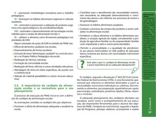UnidadeIII–Alimentaçãoenutrição
37
V – promovam metodologias inovadoras para o trabalho
pedagógico;
VI – favoreçam os hábitos alimentares regionais e culturais
saudáveis;
VII – estimulem e promovam a utilização de produtos orgâ-
nicos e/ou agroecológicos e da sociobiodiversidade;
VIII – estimulem o desenvolvimento de tecnologias sociais,
voltadas para o campo da alimentação escolar; e
IX – utilizem o alimento como ferramenta pedagógica nas
atividades de EAN.
Alguns exemplos de ações de EAN no âmbito do PNAE são:
:: Oferta de alimentos saudáveis nas escolas.
:: Desenvolvimento de hortas escolares.
:: Inclusão do tema“alimentação saudável”no currículo esco-
lar e no Projeto Político Pedagógico da escola.
:: Realização de oficinas culinárias.
:: Formação da comunidade escolar.
:: Realização de feiras, oficinas e outras atividades educativas.
:: Abordagem do tema em datas específicas, de acordo com
o contexto local.
:: Adoção de material paradidático e outros recursos educa-
tivos.
3.2. A importância do cardápio da alimen-
tação escolar e as normativas para o seu
planejamento
O processo de execução do PNAE inicia-se com a defini-
ção do cardápio da alimentação escolar.
As orientações contidas no cardápio têm por objetivos:
:: Promover a oferta de alimentação adequada e saudável na
escola.
Materiais edu-
cativos
A Coordenação-
-Geral do Pro-
grama Nacional
de Alimentação
Escolar (CGPAE)
elaborou, em
parceria com os
Centros Cola-
boradores em
Alimentação e
Nutrição Escolar
(Cecanes), diver-
sos documentos
e cartilhas com a
temática de EAN
para a alimenta-
ção escolar.
Esses materiais
podem ser en-
contrados nos
seguintes sítios
eletrônicos:
w w w . r e b r a e .
com.br
h t t p : / / w w w .
f n d e . g o v . b r /
p r o g r a m a s /
a l i m e n t a c a o -
- e s c o l a r /
a l i m e n t a c a o -
escolar-material-
-de-divulgacao/
a l i m e n t a c a o -
-manuais
:: Contribuir para o atendimento das necessidades nutricio-
nais necessárias ao adequado desenvolvimento e cresci-
mento dos alunos e da melhoria nos processos de ensino e
de aprendizagem.
:: Favorecer os hábitos alimentares saudáveis.
:: Conduzir o processo de compra dos produtos a serem utili-
zados na alimentação escolar.
:: Fortalecer a cultura alimentar e os hábitos alimentares sau-
dáveis; a vocação agrícola da região, considerando a pro-
dução da agricultura familiar ou do empreendedor familiar
rural, respeitando a safra e outras particularidades.
:: Permitir a universalidade e a igualdade do atendimen-
to aos alunos matriculados na rede pública de educação
básica, inclusive aos alunos com necessidades nutricionais
específicas.
O cardápio, segundo a Resolução n⁰ 465/2010 do Conse-
lho Federal de Nutricionistas (CFN), é uma ferramenta ope-
racional que relaciona os alimentos destinados a suprir as
necessidades nutricionais individuais ou coletivas, discrimi-
nando os alimentos, por preparação, quantitativo per capita,
para energia, carboidratos, proteínas, lipídios, fibras, vitami-
nas e minerais.
O adequado planejamento dos cardápios ofertados aos
escolares, assim como o acompanhamento de sua execu-
ção, são importantes ferramentas para o alcance dos obje-
tivos do PNAE. Compete ao nutricionista, segundo a legisla-
ção do Programa, planejar, elaborar, acompanhar e avaliar
Você sabe o que é o cardápio da alimentação escolar
e qual a importância de seu adequado planejamento?
?
 