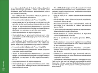 CursoPNAE
93
liar na elaboração do Projeto de Venda. A entidade não poderá
receber remuneração, proceder à venda, nem assinar como
proponente. Além disso, não possui responsabilidade jurídica
nem prestação de contas.
Para habilitação dos Fornecedores Individuais, deverão ser
apresentados os seguintes documentos:
:: Prova de inscrição no Cadastro de Pessoa Física (CPF).
:: Extrato da Declaração de Aptidão ao Pronaf (DAP) Física do
agricultor familiar participante, emitido nos últimos 60 dias.
:: Projeto de Venda de Gêneros Alimentícios da Agricultura
Familiar e/ou Empreendedor Familiar Rural para Alimenta-
ção Escolar com assinatura do agricultor participante.
:: Prova de atendimento de requisitos previstos.
:: Declaração de que os gêneros alimentícios a serem entre-
gues são oriundos de produção própria, relacionada no pro-
jeto de venda.
Para habilitação dos Grupos Informais de Agricultores Fami-
liares e Empreendedores Familiares Rurais junto às EExs (pre-
feitura), deverão ser apresentados os seguintes documentos:
:: Prova de inscrição no Cadastro de Pessoa Física (CPF).
:: Extrato da DAP Física de cada agricultor familiar participan-
te, emitido nos últimos 60 dias.
:: Projeto de Venda de Gêneros Alimentícios da Agricultura
Familiar e/ou Empreendedor Familiar Rural para Alimenta-
ção Escolar com assinatura de todos os agricultores partici-
pantes.
:: Prova de atendimento de requisitos previstos.
:: Declaração de que os gêneros alimentícios a serem entre-
gues são produzidos pelos agricultores familiares relaciona-
dos no projeto de venda.
Para habilitação de Grupos Formais da Agricultura Familiar e
de Empreendedores Familiares Rurais Empreendedores consti-
tuídos em organizações produtivas, deverão ser apresentados
os seguintes documentos:
:: Prova de inscrição no Cadastro Nacional de Pessoa Jurídica
(CNPJ).
:: Extrato da DAP Jurídica para associações e cooperativas,
emitido nos últimos 60 dias.
:: Prova de regularidade com a Fazenda Federal, relativa à
Seguridade Social e ao Fundo de Garantia por Tempo de
Serviço (FGTS).
:: Cópias do estatuto e ata de posse da atual diretoria da enti-
dade registrada no órgão competente.
:: Projeto de Venda de Gêneros Alimentícios da Agricultura
Familiar para Alimentação Escolar.
:: Prova de atendimento de requisitos previstos (BRASIL,
2009b).
:: Declaração do seu representante legal de responsabilidade
pelo controle do atendimento do limite individual de venda
de seus cooperados/associados.
:: Declaração de que os gêneros alimentícios a serem entre-
gues são produzidos pelos associados relacionados no pro-
jeto de venda.
:: Declaração do representante legal responsável pelo con-
trole do atendimento do limite individual de venda de seus
cooperados /associados.
Em relação ao valor do repasse do FNDE para a execução do
PNAE, tem-se que, caso esse valor seja superior a R$ 700.000,00
(setecentos mil reais) por ano, a EEx poderá aceitar propostas
somente de grupos formais, desde que haja previsão na cha-
mada pública.
 