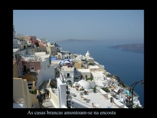 As casas brancas amontoam-se na encosta
 