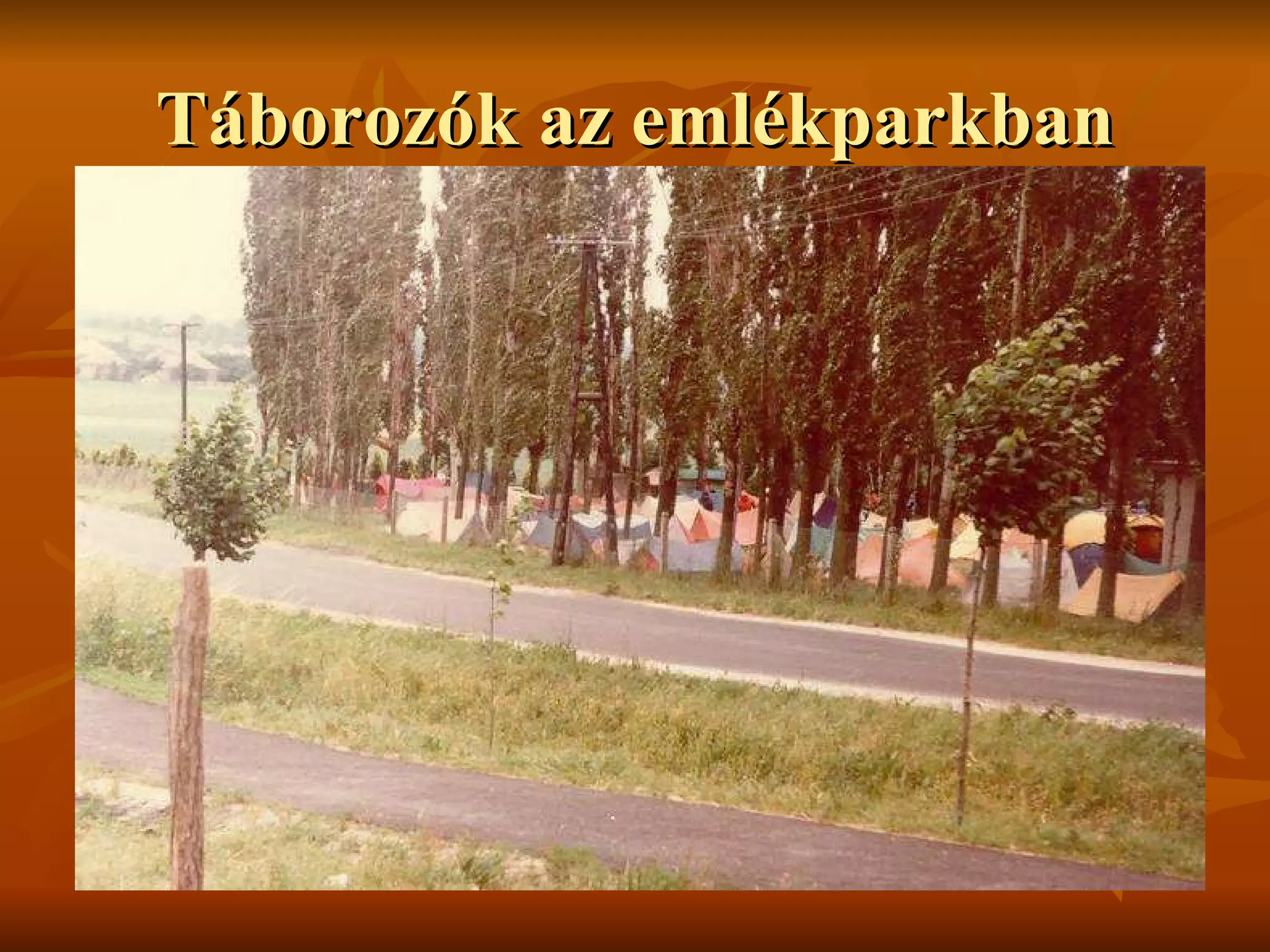 Táborozók az emlékparkban 
