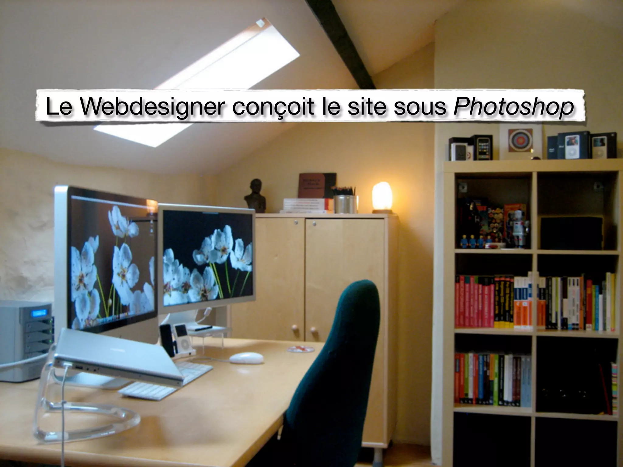 Le Webdesigner conçoit le site sous Photoshop
 