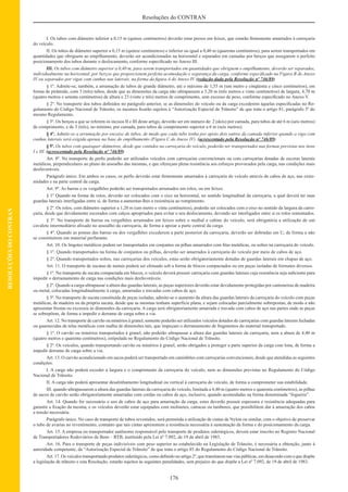 176
Resoluções do CONTRAN
RESOLUÇÕESDOCONTRAN
I. Os tubos com diâmetro inferior a 0,15 m (quinze centímetros) deverão estar presos em feixes, que estarão ﬁrmemente amarrados à carroçaria
do veículo.
II. Os tubos de diâmetro superior a 0,15 m (quinze centímetros) e inferior ou igual a 0,40 m (quarenta centímetros), para serem transportados em
quantidades que obriguem ao empilhamento, deverão ser acondicionados na horizontal e separados em camadas por berços que assegurem o perfeito
posicionamento dos tubos durante o deslocamento, conforme especiﬁcado no Anexo III.
III. Os tubos com diâmetro superior a 0,40 m, para serem transportados em quantidades que obriguem o empilhamento, deverão ser separados,
individualmente na horizontal, por berços que proporcionem perfeita acomodação e segurança da carga, conforme especiﬁcado na Figura B do Anexo
IV ou separados por vigas com cunhas nas laterais, na forma da ﬁgura A do Anexo IV. (redação dada pela Resolução nº 746/89)
§ 1º. Admite-se, também, a arrumação de tubos de grande diâmetro, até o máximo de 1,55 m (um metro e cinqüenta e cinco centímetros), em
forma de pirâmide, com 3 (três) tubos, desde que as dimensões da carga não ultrapassem a 3,20 m (três metros e vinte centímetros) de largura, 4,70 m
(quatro metros e setenta centímetros) de altura e 23 (vinte e três) metros de comprimento, sem excesso de peso, conforme especiﬁcado no Anexo V.
§ 2º. No transporte dos tubos deﬁnidos no parágrafo anterior, se as dimensões do veículo ou da carga excederem àquelas especiﬁcadas no Re-
gulamento do Código Nacional de Trânsito, os mesmos ﬁcarão sujeitos à “Autorização Especial de Trânsito” de que trata o artigo 81, parágrafo 3º do
mesmo Regulamento.
§ 3º. Os berços a que se referem os incisos II e III deste artigo, deverão ser em número de: 2 (dois) por camada, para tubos de até 6 m (seis metros)
de comprimento, e de 3 (três), no mínimo, por camada, para tubos de comprimento superior a 6 m (seis metros).
§ 4º. Admite-se a arrumação por encaixe de tubos, de modo que cada tubo tenha por apoio dois outros da camada inferior quando a viga com
cunhas laterais será exigida apenas na base do empilhamento (Figura C do Anexo IV). (acrescentado pela Resolução nº 746/89)
§ 5º. Os tubos com quaisquer diâmetros, desde que contidos na carroçaria do veículo, poderão ser transportados nas formas previstas nos itens
I e III. (acrescentado pela Resolução nº 746/89)
Art. 8º. No transporte de perﬁs poderão ser utilizados veículos com carroçarias convencionais ou com carroçarias dotadas de escoras laterais
metálicas, perpendiculares ao plano do assoalho das mesmas, e que ofereçam plena resistência aos esforços provocados pela carga, nas condições mais
desfavoráveis.
Parágrafo único. Em ambos os casos, os perﬁs deverão estar ﬁrmemente amarrados à carroçaria do veículo através de cabos de aço, nas extre-
midades e na parte central da carga.
Art. 9º. As barras e os vergalhões poderão ser transportados arrumados em rolos, ou em feixes.
§ 1º Quando na forma de rolos, deverão ser colocados com o eixo na horizontal, no sentido longitudinal da carroçaria, a qual deverá ter suas
guardas laterais interligadas entre si, de forma a aumentar-lhes a resistência ao rompimento.
§ 2º. Os rolos, com diâmetro superior a 1,20 m (um metro e vinte centímetros), poderão ser colocados com o eixo no sentido da largura da carro-
çaria, desde que devidamente escorados com calços apropriados para evitar o seu deslocamento, devendo ser interligados entre si os rolos remontados.
§ 3º. No transporte de barras ou vergalhões arrumados em feixes sobre o malhal e cabine do veículo, será obrigatória a utilização de um
cavalete intermediário aﬁxado no assoalho da carroçaria, de forma a apoiar a parte central da carga.
§ 4º. Quando as pontas das barras ou dos vergalhões excederem a parte posterior da carroçaria, deverão ser dobradas em U, de forma a não
se constituírem em material perfurante.
Art. 10. Os lingotes metálicos podem ser transportados em conjuntos ou pilhas amarrados com ﬁtas metálicas, ou soltos na carroçaria do veículo.
§ 1º. Quando transportados na forma de conjuntos ou pilhas, deverão ser amarrados à carroçaria do veículo por meio de cabos de aço.
§ 2º. Quando transportados soltos, nas carroçarias dos veículos, estas serão obrigatoriamente dotadas de guardas laterais em chapas de aço.
Art. 11. O transporte de sucatas de metais poderá ser efetuado sob a forma de blocos compactados ou em peças isoladas de formatos diversos.
§ 1º. No transporte de sucata compactada em blocos, o veículo deverá possuir carroçaria com guardas laterais cuja resistência seja suﬁciente para
impedir o derramamento de carga nas condições mais desfavoráveis.
§ 2º. Quando a carga ultrapassar a altura das guardas laterais, as peças superiores deverão estar devidamente protegidas por cantoneiras de madeira
ou metal, colocadas longitudinalmente à carga, amarradas e travadas com cabos de aço.
§ 3º. No transporte de sucata constituída de peças isoladas, admite-se o aumento da altura das guardas laterais da carroçaria do veículo com peças
metálicas, de madeira ou da própria sucata, desde que as mesmas tenham superfície plana, e sejam colocadas parcialmente sobrepostas, de modo a não
apresentar frestas ou excessos às dimensões da carroçaria. A carga será obrigatoriamente amarrada e travada com cabos de aço nas partes onde as peças
se sobrepõem, de forma a impedir o derrame de carga sobre a via.
Art. 12. No transporte de carvão ou minérios à granel, somente poderão ser utilizados veículos dotados de carroçarias com guardas laterais fechadas
ou guarnecidas de telas metálicas com malha de dimensões tais, que impeçam o derramamento de fragmentos do material transportado.
§ 1º. O carvão ou minérios transportados à granel, não poderão ultrapassar a altura das guardas laterais da carroçaria, nem a altura de 4,40 m
(quatro metros e quarenta centímetros), estipulada no Regulamento do Código Nacional de Trânsito.
§ 2º. Os veículos, quando transportando carvão ou minérios à granel, serão obrigados a proteger a parte superior da carga com lona, de forma a
impedir derrame de carga sobre a via.
Art. 13. O carvão acondicionado em sacos poderá ser transportado em caminhões com carroçarias convencionais, desde que atendidas as seguintes
condições:
I. A carga não poderá exceder a largura e o comprimento da carroçaria do veículo, nem as dimensões previstas no Regulamento do Código
Nacional de Trânsito.
II. A carga não poderá apresentar desalinhamento longitudinal ou vertical à carroçaria do veículo, de forma a comprometer sua estabilidade.
III. quando ultrapassarem a altura das guardas laterais da carroçaria do veículo, limitada a 4,40 m (quatro metros e quarenta centímetros), as pilhas
de sacos de carvão serão obrigatoriamente amarradas com cordas ou cabos de aço, inclusive, quando acomodadas na forma denominada “fogueira”.
Art. 14. Quando for necessário o uso de cabos de aço para amarração da carga, estes deverão possuir espessura e resistência adequadas para
garantir a ﬁxação da mesma, e os veículos deverão estar equipados com molinetes, catracas ou tambores, que possibilitem dar à amarração dos cabos
a tensão necessária.
Parágrafo único. No caso de transporte de tubos revestidos, será permitida a utilização de cintas de Nylon ou similar, com o objetivo de preservar
o tubo de avarias no revestimento, contanto que tais cintas apresentem a resistência necessária à sustentação da forma e do posicionamento da carga.
Art. 15. A empresa ou transportador autônomo responsável pelo transporte de produtos siderúrgicos, deverá estar inscrito no Registro Nacional
de Transportadores Rodoviários de Bens – RTB, instituído pela Lei nº 7.092, de 19 de abril de 1983.
Art. 16. Para o transporte de peças indivisíveis com peso superior ao estabelecido na Legislação de Trânsito, é necessária a obtenção, junto à
autoridade competente, da “Autorização Especial de Trânsito” de que trata o artigo 85 do Regulamento do Código Nacional de Trânsito.
Art. 17. Os veículos transportando produtos siderúrgicos, como deﬁnido no artigo 2º, que transitarem nas vias públicas, em desacordo com o que dispõe
a legislação de trânsito e esta Resolução, estarão sujeitos às seguintes penalidades, sem prejuízo do que dispõe a Lei nº 7.092, de 19 de abril de 1983.
 