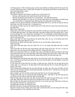 249
vµo bµng quang. Lç ®æ vµo bµng quang cña niÖu qu¶n th−êng t¹o thµnh gê h¬i låi lªn ë gãc trªn
tam gi¸c bµng quang. Khi cã luång n−íc tiÓu phôt vµo bµng quang lµ thêi ®iÓm tèt nhÊt ®Ó xem lç
niÖu qu¶n bµng quang ( mÐat).
Khoang sau phóc m¹c:
Theo Meyers ng−êi ta chia khoang sau phóc m¹c ra lµm ba khu vùc:
- Khoang c¹nh thËn phÝa tr−íc: giíi h¹n phÝa tr−íc bëi phóc m¹c.
- Khoang quanh thËn giíi h¹n bëi bao x¬ quanh thËn - m¹c thËn (Bao GÐrota).
- Khoang c¹nh thËn phÝa sau: Trªn cao lµ c¬ hoµnh, phÝa d−íi lµ c¸c thµnh phÇn cña thµnh bông
sau (c¬ ®¸i chËu, c¬ vu«ng th¾t l−ng). Khoang nµy më xuèng d−íi vµo tiÓu khung.
Sù ph©n chia nµy gióp ta ®Þnh khu c¸c bÖnh lý bÊt th−êng nhÊt lµ c¸c x©m lÊn do ung th−, khu tró
dÞch (m¸u, mñ, dÞch, tói n−íc tiÓu...) ë tõng khu vùc.
C¸c khoang sau phóc m¹c nµy chØ chøa tæ chøc mì, tæ chøc liªn kÕt, m¹ch m¸u, h¹ch b¹ch huyÕt,
d©y thÇn kinh.
M¹ch m¸u vµ thÇn kinh:
§éng m¹ch, tÜnh m¹ch chñ bông liªn quan mËt thiÕt víi thËn qua trung gian cuèng m¹ch thËn vµ
c¸c thµnh phÇn phô thuéc. C¸c ®éng m¹ch thËn xuÊt ph¸t tõ ®éng m¹ch chñ ngang møc L1 hoÆc
L2 trong kho¶ng 95 % c¸c tr−êng hîp. Cã kho¶ng 25 % c¸c tr−êng hîp cã nhiÒu ®éng m¹ch thËn.
§éng m¹ch thËn ph¶i ch¹y ngang sang ph¶i gi÷a cét sèng vµ sau tÜnh m¹ch chñ t¹o thµnh mét Ên
lâm vµo tÜnh m¹ch chñ.
§éng m¹ch thËn tr¸i n»m trong khoang mì quanh thËn, phÝa sau tuþ vµ hÖ thèng m¹ch l¸ch.
§−êng kÝnh ®éng m¹ch thËn tõ 4-6 mm.
§«i khi tån t¹i nh¸nh tuÇn hoµn phô, cÊp m¸u cho c¸c cùc trªn thËn ( ®éng m¹ch cùc).
TÜnh m¹ch thËn:
TÜnh m¹ch thËn ph¶i ng¾n ch¹y h¬i chÕch lªn cao vµ vµo trong( khã ph¸t hiÖn khi cã huyÕt
khèi...).
TÜnh m¹ch thËn tr¸i dµi h¬n n»m trong khoang mÆt tr−íc ®éng m¹ch chñ ( dÔ xem), vµ mÆt sau
®éng m¹ch m¹c treo trµng trªn (k×m ®éng m¹ch chñ - ®éng m¹ch m¹c treo).
Mét sè c¸c m¹ch kh¸c ë khu vùc sau phóc m¹c còng cã thÓ thÊy khi gi·n hoÆc bÖnh lý nh− trong
huyÕt khèi tÜnh m¹ch chñ, tÜnh m¹ch thËn, tÜnh m¹ch th−îng thËn, tÜnh m¹ch vá thËn, tÜnh m¹ch
tinh hay buång trøng (tÜnh m¹ch tinh hoÆc buång trøng tr¸i ®æ vµo tÜnh m¹ch thËn tr¸i).
C¸c h¹ch b¹ch huyÕt.
B×nh th−êng hÇu nh− kh«ng nh×n thÊy bÊt kú mét h¹ch b¹ch huyÕt nµo ë khoang mì sau phóc
m¹c v× vËy bÊt cø mét h¹ch b¹ch huyÕt nµo dï to hay nhá ®Òu ph¶i coi lµ bÊt th−êng vµ theo dâi
mét c¸ch tæng thÓ.
C¬ ®¸i chËu n»m ë mÆt tr−íc bªn cét sèng, cã h×nh tam gi¸c, chiÒu dÇy cña nã t¨ng dÇn tõ trªn
xuèng d−íi vµ cã giíi h¹n râ víi thËn nhÊt lµ khi bÖnh nh©n hÝt thë. C¬ vu«ng th¾t l−ng thÊy ë
ngoµi c¬ ®¸i chËu.
TuyÕn th−îng thËn th−êng n»m rÊt s©u trong khoang sau phóc m¹c, liªn quan mËt thiÕt víi mÆt
tr−íc cña cùc trªn thËn, th−êng cã h×nh th¸p, dÊu phÈy, hay h×nh ch÷ Y. Ung th− cùc trªn thËn hay
x©m lÊn tuyÕn th−îng thËn.
Qua c¬ hoµnh, cùc trªn cña thËn cßn liªn quan mËt thiÕt víi c¸c tói cïng mµng phæi.
VÒ phÝa tr−íc thËn, tuþ lµ c¬ quan liªn tiÕp víi khoang tr−íc c¹nh thËn v× vËy mét nang gi¶ tuþ
cã thÓ tiÕp xóc trùc tiÕp víi mÆt tr−íc thËn vµ ®Ì ®Èy thËn.
PhÝa bªn ph¶i ®Çu tuþ liªn quan trùc tiÕp víi mÆt tr−íc tÜnh m¹ch chñ qua ®ã liªn quan víi mÆt
tr−íc thËn. Mét khèi u thËn hay h¹ch lín cã thÓ ph¸t triÓn ra tr−íc vµ ®Ì ®Èy tuþ.
Bªn tr¸i ®u«i tuþ liªn quan víi mÆt tr−íc thËn tr¸i vµ c¸c m¹ch m¸u l¸ch. PhÇn th©n vµ ®u«i tuþ
liªn quan kh¸ mËt thiÕt víi cuèng thËn tr¸i.
Trong khoang sau phóc m¹c thËn liªn quan:
Bªn ph¶i: liªn quan víi gan qua khoang gan thËn, (khoang Morison).
§o¹n II t¸ trµng (trong æ bông) ch¹y ngay tr−íc cuèng thËn ph¶i, gãc ®¹i trµng ph¶i n»m ngay
d−íi thuú ph¶i gan vµ che mét phÇn cùc trªn thËn.
 