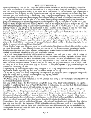 CUONTHEOCHIEUGIO.txt
ngựa đi, giữa một mùa xuân qua lâu. Trong khi nói, chàng mỗi lúc một siết chặt tay nàng hơn và giọng chàng chứa
chất cái ma lực đầy sấu tư của những bài hát xưa hồ như đã bị lãng quên. Nàng tưởng như nghe thấy tiếng hàm thiếc
lanh canh khi hộ phóng ngựa dưới hàng cây sơn thù du đến dự bữa pichnich của gia đình Tarltơn, nghe thấy tiếng cười
vô tư của chính mình, trông thấy ánh nắng lấp lánh trên mái tóc sáng như dát bạc của chàng và cái tư thế chàng ngồi
trên mình ngựa, thoải mái, kiêu sang và duyên dáng. Giọng chàng ngân vang tiếng nhạc, tiếng nhạc của những cây đàn
viôlông và băngjô dãn nhịp cho họ nhảy trong ngôi nhà trắng nay không còn nữa. Có cả tiếng sủa xa xa của lũ chó săn
ô – pốt ngoài đàm lầy dưới trăng thu lạnh, có cả mùi những bình rượu nóng đánh trứng quấn dây tầm gửi vào mùa
giáng sinh và những nụ cười trên những gương mặt da đen cũng như da trắng. Và các bạn bè cũ luc lượt kéo về, cười
vang, như thể họ không hề chết từ bao năm nay: Xtuơt và Brent với đôi cẳng dài, bộ tóc đỏ và những trò đủa nhả, Tôm
và Boiđ hăng như ngựa trẻ đương thì, Jô Fronten với cặp mắt duyên dáng. Có cả ông Jon Uylkz và cả ông Giêrơlđ mặt
đỏ bừng vì rượu, cả tiếng sột soạt và một mùi hương là bà Ilơn. Tất cả toát ra một cảm giác an toàn, một ý thức chắc
chắn rằng ngày mai chỉ có thể đem lại y nguyên niềm hạnh phúc này mà ngày hôm nay đã mang tới.
Giọng chàng ngừng bặt và họ lặng lẽ nhìn vào mắt nhau hồi lâu: giữa họ phảng phất chút dư hương của thời hoa niên
đã mất, thời hoa niên rực nắng mà họ đã chia sẻ với nhau xiết bao vô tư lự...
“ Bây giờ, em biết tại sao anh không có hạnh phúc “, nàng buồn bã nghĩ thầm. “ Trước kia, em không hiểu, phải, trước
kia em không hiểu tại sao cả em nữa cũng không thể nào hoàn tòan hạnh phúc. Nhưng... chà, chúng ta nói chuyện như
những người già vậy! “ nàng chợt ngạc nhiên một cách ngán ngẩm. “ Người già ngoái nhìn lại năm năm về trước. Mà
chúng ta đâu đã già! Chủ tại trong khoảng thời gian qua biết bao điều đã xảy ra. Mọi sự đều thay đổi ghê gớm đến nỗi
cứ như đã năm mươi năm. Song chúng ta đâu có già!”
Nhưng khi nhìn Ashley, nàng thấy chàng không còn trẻ và óng ả nữa. Đầu cúi xuống, chàng lơ đãng nhìn bàn tay nàng
mà chàng vẫn đang cầm và nàng thấy mái tóc chàng xưa vàng óng nay chuyển sang một màu xám của chất bạc như
ánh trăng trên dòng nước lặng. Không hiểu sao, buổi chiều tháng tư, cũng như trái tim nàng, bỗng mất hết vẻ đẹp rực
rỡ và cái ngọt ngào man mác của hoài niệm bỗng trở nên đắng như mật.
“ Lẽ ra mình không nên để chàng khiến mình ngoái nhìn lại quá khứ “, nàng tuyệt vọng tự nhủ. “ Mình đã có lí do khi
quyết tâm không nhìn lại sau lưng. Cái đó chỉ mang lại đau đớn và vò xé con tim đến độ không còn làm được gì khác
ngoài việc quay nhìn về quá khứ. Đó là sai lầm của Ashley. Chàng không còn có thể nhìn về phía trước nữa. Chàng
không thấy được hiện tại chàng, sợ tương lai, cho nên chàng quay nhìn dĩ vãng. Trước đây, mình không hiểu điều đó.
Trước đây, mình không hiểu Ashley. Ôi, Ashley, anh yêu, anh không nên quay nhìn dĩ vãng! Cái đó có ích gì? Lẽ ra
em không nên để anh dụ em ôn lại chuyện ngày xưa mới phải. Đó, điều gì đã xảy ra khi ta quay nhìn về hạnh phúc đã
quá đau đớn, tan nát lòng, bất mãn”.
Nàng đứng dậy, tay vẫn nằm gọn trong tay chàng. Nàng phải đi thôi. Nàng không thể lưu lại đây mà nghĩ về những
ngày xa xưa, mà nhìn mặt chàng mệt mỏi, buồn rười rượi và ảm đạm như lúc này.
- Từ bấy đến nay, chúng ta đã đi một chặng đường dài, nàng nói, cố giữ giọng khỏi run và khắc phục cái cảm giác tắc
nghẹn nơi cổ họng. Dạo ấy, chúng ta nuôi những hoài vọng thật đẹp, anh nhỉ.
Rồi nàng nói tiếp thật nhanh, liền một hơi.
- Ối, Ashley, không có gì diễn ra như chúng ta chờ đợi. Chúng ta nhận những gì đến với chúng ta và phải tạ ơn trời đất
là sự tình đã không đến nỗi xấu hơn.
Tim nàng đột nhiên tê dại vì đau đớn, vì mệt mỏi khi nghĩ đến chặng đường dài đã vượt qua từ dạo ấy. Vụt hiện lên
trong tâm trí nàng hồi ức về cô thiếu nữ Xcarlett Âuherơ thích có những chàng trai đeo đuổi, thích diện áo đẹp và định
bụng đến một ngày kia thư nhàn, sẽ trở thành một đại phu nhân như bà Ilơn.
Tự nhiên, nước mắt ứa ra và từ từ lăn trên má nàng và nàng đứng ngây ngô nhìn chàng như một đứa trẻ bỡ ngỡ tủi
thân. Chàng chẳng nói chẳng rằng mà dịu dàng ôm nàng, kéo sát đầu nàng vào vai mình và cúi xuống áo má vầ má
nàng. Nàng nép vào chàng, thư giãn, và quàng tay quanh người chàng. Vòng tay ôm của chàng mang lại một niềm an
ủi làm cạn khô dòng nước mắt bất chợt của nàng. Chao, thật tốt đẹp biết bao được ôm gọn trong tay chàng, không
căng thẳng cũng chẳng đam mê, chỉ như một người bạn thân yêu thôi. Chỉ có Ashley, người đã chia sẻ những kỉ niệm
và thời hoa niên với nàng, người biết rõ thủa ban đầu cũng như hiện tại của nàng, là có thể hiểu.
Nàng nghe thấy tiếng chân bên ngoài, nhưng không để ý mấy, tưởng đó là những lái xe đi về nhà, nàng đứng một lúc,
lắng nghe tiếng tim Ashley đập chầm chậm. Rồi đột nhiên, chàng vùng ra, khiến nàng bối rối vì cử chỉ thô bạo ấy.
Ngạc nhiên, nàng ngước nhìn mặt chàng, song chàng không nhìn nàng. Chàng đang nhìn qua vai nàng về phía cửa.
Nàng quay lại. Đứng trong khung cửa, Inđiơ, mặt trắng bệch, mắt tóe lửa, và Artsi, vẻ hiểm ác như một con vẹt một
mắt. Đằng sau họ là bà Elxinh.
                                                       Page 18
 