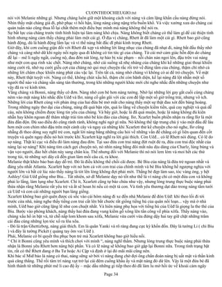 CUONTHEOCHIEUGIO.txt
nói với Melanie những gì. Nhưng chàng luôn giữ một khoảng cách với nàng và câm lặng khẩn cầu nàng đừng nói.
Nhìn thấy mặt chàng già đi, phờ phạc vì hối hận, lòng nàng càng nặng trĩu buồn khổ. Và việc xưởng xưa do chàng cai
quản tuần nào cũng thua lỗ lại chất thêm một điều bực mình mà nàng không thể nói ra.
Sự bất lực của chàng trước tình hình hiện tại làm nàng khó chịu. Nàng không biết chàng có thể làm gì để cải thiện tình
hình nhưng nàng cảm thấy chàng phải làm một cái gì. Ở địa vị chàng, Rhett ắt đã làm một cái gì. Rhett bao giờ cũng
hành động, dù là hành động lầm lạc và vì thế nàng bắt đắc dĩ phải kính trọng Rhett.
Giờ đây, khi cơn cuồng giận đối với Rhett đã xẹp và những lời lăng nhục của chàng đã nhạt đi, nàng bắt đầu thấy nhớ
chàng và càng nhớ dữ khi ngày nối ngày qua đi không có tin tức gì của chàng. Từ cái mớ cảm giác hỗn độn do chàng
để lại – mê li ngây ngất, cuồng nộ, đau đớn nát lòng, tự hào bị xúc phạm – nỗi chán nản ngoi lên, đậu trên vai nàng
như một con quạ rình xác chết. Nàng nhớ chàng, nhớ cái suồng sã nhẹ nhàng của chàng khi kể những giai thoại khiến
nàng cười rũ, nhớ nụ cười giễu cợt của chàng nó qui mọi chuyện rắc rối trở về đúng tầm của chúng, thậm chí nhớ cả
những lời châm chọc khiến nàng phát cáu vặc lại. Trên tất cả, nàng nhớ chàng vì không có ai để trò chuyện. Về mặt
này, Rhett thật tuyệt vời. Nàng có thể, không chút xấu hổ, thậm chí còn hãnh diện, kể lại nàng đã lột nhẵn một số
người thế nào và chàng sẵn sàng tán thưởng, trong khi những người khác mới chỉ nghe nhắc đến những chuyện như
vậy đã ra vẻ kinh tởm.
Vắng chàng và Bonni, nàng thấy cô đơn. Nàng nhớ con bé hơn nàng tưởng. Nhớ lại những lời gay gắt cuối cùng chàng
ném vào mặt nàng khi nhắc đến Uêđ và Ilơ, nàng cố gần gũi với các con để lấp một số giờ trống trải, nhưng vô ích.
Những lời của Rhett cùng với phản ứng của hai đứa bé mở mắt cho nàng thấy một sự thật đau xót đến bàng hoàng.
Trong những ngày thơ dại của chúng, nàng đã quá bận rộn, quá lo lắng về chuyện kiếm tiền, quá cay nghiệt và quá dễ
cáu, nên không chiếm được lòng tin yêu của chúng. Và bây giờ, hoặc là đã quá muộn, hoặc là nàng không đủ kiên
nhẫn hay khôn ngoan để thâm nhập trái tim nhỏ bé kín đáo của chúng. Ilơ, Xcarlet buồn phiền nhận ra rằng Ilơ là một
đứa đần độn. Dù sao điều đó cũng rành rành, không nghi ngờ gì nữa. Nó không thể tập trung chú ý vào một đầu đề lâu
hơn một con chim nhỏ đậu trên một cành cây và ngay cả những khi Xcarlett thử kể chuyện cho nó nghe, Ilơ cũng
nhẵng đi theo dòng suy nghĩ trẻ con, ngắt lời nàng bằng những câu hỏi về những vấn đề chẳng có gì liên quan đến cốt
truyện và quên ngay điều nó hỏi trước khi Xcarlett kịp nghĩ ra lời giải thích. Còn Uêđ... có lẽ Rhett nói đúng. Có lẽ do
sợ nàng. Thật kì cục và điều đó làm nàng đau đớn. Tại sao đứa con trai nàng đứt ruột đẻ ra, đứa con trai độc nhất của
nàng lại sợ nàng? Khi nàng tìm cách gợi chuyện nó, nó nhìn nàng bằng đôi mắt nâu dịu dàng của Charlz, lúng búng và
vặn vẹo người, đảo hết chân này sang chân kia. Thế nhưng đối với Melanie thì nó nói lem lém và moi hết các thứ
trong túi, từ những sợi dây cũ đến giun làm mồi câu cá, ra khoe.
Melanie thật khéo bảo ban dạy dỗ trẻ. Đó là điều không thể chối cãi được. Bé Biu của nàng là đứa trẻ ngoan nhất và
đáng yêu nhất Atlanta. Xcarlett hợp với nó hơn cả với con trai của chính mình và bé Biu không hề ngượng nghịu với
người lớn và bất cứ lúc nào thấy nàng là tót lên lòng không đợi phải mời. Thằng bé đẹp làm sao, tóc vàng óng, y hệt
Ashley! Giá Uêđ giống như Biu... Tất nhiên, sở dĩ Melanie dạy nó tốt như thế là vì nàng chỉ có một đứa con và không
phải lo lắng, làm lụng như Xcarlett. Chí ít, Xcarlett cũng tự bào chứa như vậy, nhưng lòng trung thực buộc nàng phải
thừa nhận rằng Melanie rất yêu trẻ và ắt sẽ hoan hỉ nếu có một tá con. Và tình yêu thương dạt dào trong nàng tắm tưới
cả Uêđ và con cái những người bạn láng giềng.
Xcarlett không bao giờ quên được cú sốc vào cái hôm nàng đi xe đến nhà Melanie để đón Uêđ: khi theo lối đi tới
trước cửa nhà, nàng nghe thấy tiếng con trai cất lên bắt chước rất giống tiếng hú của quân nổi loạn... vậy mà ở nhà
mình, Uêđ bao giờ cũng lặng lẽ như con chuột nhắt. Và hiên nàng phụ họa với tiếng hú của Uêđ là giọng la the thé của
Biu. Bước vào phòng khách, nàng thấy hai đứa đang vung kiếm gỗ xông lên tấn công về phía xôfa. Thấy nàng vào,
chúng xấu hổ in bặt và, từ chỗ nấp lom khom sau xôfa, Melanie vừa cười vừa đứng dậy hai tay giữ chặt những trâm
cài đầu cùng những lọn tóc xổ ra lõa xõa.
- Đó là trận Ghettizbơg, nàng giải thích. Em là quân Yanki và rõ ràng đang cực kỳ khốn đốn. Đây là tướng Li ( chỉ Biu
) và đây là tướng Pickét ( quàng tay ôm vai Uêđ ).
Phải, Melanie có bí quyết thu phục bọn trẻ mà Xcarlett không bao giờ hiểu nổi.
“ Chí ít Bonni cũng yêu mình và thích chơi với mình “, nàng nghĩ thầm. Nhưng lòng trung thực buộc nàng phải thừa
nhận là Bonni yêu Rhett hơn nàng bội phần. Và có lẽ nàng sẽ không bao giờ gặp lại Bonni nữa. Trong tình trạng bặt
tin, rất có thể Rhett đang ở Ba Tư hoặc Ai Cập và định ở lại đó mãi mãi cũng nên.
Khi bác sĩ Miđ bảo là nàng có thai, nàng sững sờ bởi vì nàng đang chờ đợi ông chẩn đoán nàng bị uất mật và thần kinh
quá căng thẳng. Thế rồi tâm trí nàng vụt trở lại cái đêm cuồng khấu ấy và mặt nàng đỏ dừ lên. Vậy là một đứa bé đã
hình thành từ những phút mê li cao độ ấy – mặc dầu những gì tiếp theo đó đã làm lu mờ hồi ức về khoái cảm ngây
                                                        Page 34
 