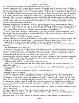 CUONTHEOCHIEUGIO.txt
dịch, Xcarlett cảm thấy mình mất mát ghê gớm như vừa bán đi một đứa con.
Hai xưởng cưa đã từng là một cái gì thân yêu của nàng, niềm kiêu hãnh của nàng, kết quả do đôi bàn tay nhỏ bé keo cú
của nàng giành giật được. Nàng đã khởi nghiệp với một xưởng cưa nhỏ bé vào thời kỳ đen tối khi Atlanta mới bắt đầu
chật vật gượng đứng dậy từ đống đổ nát và tro tàn, khi nàng đang đối mặt túng thiếu, nàng đã đấu tranh, bày mưu tính
kế nuôi dưỡng hai cơ sở đó qua những ngày đen tối, lúc nào cũng nơm nớm lo bọn Yanki tịch thu, trong khi đồng tiền
thì eo hẹp và cả đến những người đàn ông tài trí cũng thất bại. Và khi Atlanta đã hàn gắn được mọi vết thương, cửa
nhà mọc lên khắp nơi, ngày nào cũng ùn ùn những người mới đến thành phố, nàng đã có hai xưởng cưa đường hoàng,
hai bãi gỗ, một tá xe chở do la kéo và nắm trong tay một số nhân công tù để làm việc với đồng lương rẻ mạt. Giã từ tất
cả những cái đó khác nào vĩnh viễn khép chặt cánh cửa một đoạn đời tuy nhọc nhằn cay đắng nhưng bao giờ cũng
được nàng nhớ đến với một vẻ thỏa mãn u hoài.
Nàng đã gây dựng nên cơ sở kinh doanh này và giờ đây, bán nó đi rồi, lòng nặng trĩu, nàng tin chắc rằng, thiếu tay
nàng chèo lái, Ashley sẽ làm mất sạch – phá tan hết mọi thứ nàng đã khổ công xây đắp: Ashley tin hết thảy mọi người
và gần như không phân biệt nổi hai phần tư với sáu phần tám. Và từ nay trở đi, nàng sẽ không bao giờ có thể góp ý
kiến cố vấn cho chàng – Tất cả chỉ tại Rhett đã bảo chàng rằng nàng thích cai quản mọi thứ.
“ Ôi, quỉ bắt cái anh chàng Rhett này đi!” nàng nghĩ thầm và càng nhìn chàng, nàng càng tin chắc mọi sự này là do
chàng sắp đặt. Bằng cách nào và tại sao thì nàng không biết. Lúc này chàng đang nói chuyện với Ashley và những lời
của chàng khiến nàng giật thót người.
- Tôi chắc ông sẽ trả về đám tù khổ sai ngay tức thì, Rhett nói.
Trả về bọn tù khổ sai! Sao lại có thể nghĩ thế được nhỉ? Rhett thừa biết các xưởng cưa thu lợi nhuận là nhờ nhân công
tù rẻ mạt, và tại sao Rhett lại nói chắc như vậy về những hình động sắp tới của Ashley? Anh ta biết gì về chàng?
- Vâng họ sẽ được trả về ngay lập tức, Ashley vừa đáp vừa tránh cái nhìn sững sờ của Xcarlett.
- Anh mất trí rồi sao? Nàng kêu lên. Anh làm thế là mất toi số tiền hợp đồng thuê chúng. Với lại, rồi anh kiếm đâu ra
nhân công?
- Tôi sẽ dùng đám da đen tự do, Ashley nói.
- Da đen tự do! Tào lao, anh thừa biết tiền lương của chúng tốn kém chừng nào, hơn nữa, bọn Yanki sẽ nhằng nhẵng
giám sát anh từng phút để xem anh có cho chúng mỗi ngày ba lần ăn thịt gà và đắp mềm lông chim cho chúng ngủ
không. Và nếu anh quất một tên nhọ lười lĩnh một vài roi để thúc nó nhanh tay lên, anh sẽ nghe thấy bọn Yanki la lối
từ đây đến Đaltơn và cuối cùng là mời anh vào nhà đá. Này, chỉ có bọn tù khổ sai là....
Melanie nhìn xuống đôi bàn tay mình đang vặn vẹo trên đầu gối, Ashley coi bộ khổ sở nhưng cương quyết không chịu
nhượng bộ. Chàng im lặng một lát. Rồi chàng nhìn Rhett và như tìm thấy sự cảm thông và khuyến khích trong cái
nhìn đáp lại. Điều đó không lọt khỏi mắt Xcarlett.
- Tôi không muốn bắt bọn tù khổ sai làm quần quật, chàng điềm tĩnh nói.
- Thế đấy! Xcarlett sững người kinh ngạc. Tại sao lại không? Anh sợ thiên hạ dị nghị như đã dị nghị về tôi chứ gì?
Ashley ngẩng đầu lên.
- Tôi không sợ tiếng thiên hạ chừng nào tôi làm đúng. Và tôi không bao giờ cảm thấy lợi dụng nhân công tù là đúng.
- Nhưng tại sao...
- Tôi không thể kiếm tiền trên lao động cưỡng bách và sự khốn cùng của kẻ khác.
- Nhưng anh đã từng có nô lệ kia mà!
- Nô lệ không khốn cùng. Vả lại, lẽ ra tôi đã phóng thích tất cả bọn họ khi cha tôi mất nếu chiến tranh không giải
phóng họ trước. Nhưng đây là chuyện khác, Xcarlett ạ. Cái hệ thống này thả lỏng cho quá nhiều sự lạm dụng. Có lẽ
chị không biết. Tôi biết rõ Jonni Gheligơ đã giết ít nhất là một người ở “ căng “ của hắn. Có thể còn hơn nữa... thêm
hay bớt một tên tù, nào ai cần? Hắn nói người tù ấy bị giết trong khi tìm cách chạy trốn, nhưng đó không phải là điều
tôi được nghe kể ở nơi khác. Và tôi biết hắn bắt những người quá ốm không còn đủ sức cất nhắc cũng phải làm việc.
Ai muốn bảo là mê tín dị đoan thì bảo, nhưng tôi tin rằng hạnh phúc không thể đến từ đồng tiền kiếm được trên đau
khổ của người khác.
- Dào ôi! Anh định nói... lạy Chúa, Ashley, chẳng nhẽ anh lại nuốt trôi tất cả những lời rao giảng khoa trương của cha
Ualax về đồng tiền ô uế?
-Tôi chẳng cần phải nuốt trôi gì cả. Tôi tin vậy từ lâu trước khi được nghe đức cha giảng về điều đó.
-Vậy thì hẳn anh nghĩ tất cả tiền bạc của tôi đều ô uế, Xcarlett kêu lên, bắt đầu nổi cáu. Bởi vì tôi đã dùng bọn tù để
làm việc, bởi vì tôi mở tửu điếm và....
Nàng ngừng bặt. Cả hai vợ chống Uylkz đều có vẻ ngượng còn Rhett thì ngoác miệng ra cười. Quỉ băta anh ta đi,
                                                       Page 45
 