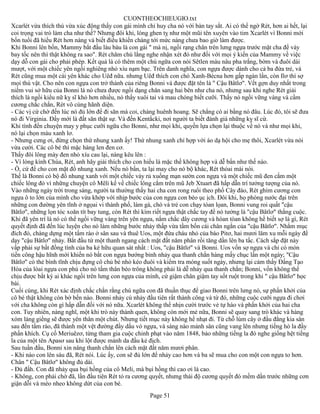 CUONTHEOCHIEUGIO.txt
Xcarlét vừa thích thú vừa xúc động thấy con gái mình chỉ huy cha nó với bàn tay sắt. Ai có thể ngờ Rét, hơn ai hết, lại
coi trọng vai trò làm cha như thế? Nhưng đôi khi, lòng ghen tỵ như một mũi tên xuyên vào tim Xcarlét vì Bonni mới
bốn tuổi đã hiểu Rét hơn nàng và biết điều khiển chàng tới mức nàng chưa bao giờ làm được.
Khi Bonni lên bốn, Mammy bắt đầu làu bàu là con gái " mà nị, ngồi rạng chân trên lưng ngựa trước mặt cha để váy
bay tốc nên thì thật không ra sao". Rét chăm chú lắng nghe nhận xét đó như đối với mọi ý kiến của Mammy về việc
dạy dỗ con gái cho phải phép. Kết quả là có thêm một chú ngữa con nòi Sêtlen màu nâu pha trắng, bờm và đuôi dài
mượt, với một chiếc yên ngồi nghiêng nhỏ xíu nạm bạc. Trên danh nghĩa, con ngựa được dành cho cả ba đứa trẻ, và
Rét cũng mua một cái yên khác cho Uêđ nữa. nhưng Uêđ thích con chó Xanh-Bécna hơn gấp ngàn lần, còn Ilơ thì sợ
mọi thú vật. Cho nên con ngựa con trở thành của riêng Bonni và được đặt tên là " Cậu Bâtlơ". Vết gợn duy nhất trong
niềm vui sở hữu của Bonni là nó chưa được ngồi dạng chân sang hai bên như cha nó, nhưng sau khi nghe Rét giải
thích là ngồi kiểu nữ kỵ sĩ khó hơn nhiều, nó thấy xuôi tai và mau chóng biết cưỡi. Thấy nó ngồi vững vàng và cầm
cương chắc chắn, Rét vô cùng hãnh diện.
- Các vị cứ chờ đến lúc nó đủ lớn để đi săn mà coi, chàng huênh hoang. Sẽ chẳng có ai bằng nó đâu. Lúc đó, tôi sẽ đưa
nó đi Virginia. Đấy mới là đất săn thật sự. Và đến Kentắcki, nơi người ta biết đánh giá những kỵ sĩ cừ.
Khi tính đến chuyện may y phục cưỡi ngữa cho Bonni, như mọi khi, quyền lựa chọn lại thuộc về nó và như mọi khi,
nó lại chọn màu xanh lơ.
- Nhưng cưng ơi, đừng chọn thứ nhung xanh ấy! Thứ nhung xanh chỉ hợp với áo dạ hội cho mẹ thôi, Xcarlét vừa nói
vừa cười. Các cô bé thì mặc hàng len đen cơ.
Thấy đôi lông mày đen nhỏ xíu cau lại, nàng kêu lên :
- Vì lòng kính Chúa, Rét, anh hãy giải thích cho con hiểu là mặc thế không hợp và dễ bẩn như thế nào.
- Ồ, cứ để cho con mặt đồ nhung xanh. Nếu nó bẩn, ta lại may cho nó bộ khác, Rét thỏai mái nói.
Thế là Bonni có bộ đồ nhung xanh với một chiếc váy rủ xuống mạn sườn con ngựa và một chiếc mũ đen cắm một
chiếc lông đỏ vì những chuyện cô Mêli kể về chiếc lông cắm trên mũ Jeb Xtuart đã hấp dẫn trí tưởng tượng của nó.
Vào những ngày trời trong sáng, người ta thường thấy hai cha con rong ruổi theo phố Cây đào, Rét ghìm cương con
ngựa ô to lớn của mình cho vừa khớp với nhịp bước của con ngựa con béo ục ịch. Đôi khi, họ phóng nước đại trên
những con đường yên tĩnh ở ngọai vi thành phố, làm gà, chó và trẻ con chạy tóan lọan, Bonni vung roi quất "cậu
Bâtlơ", những lọn tóc xoăn tít bay tung, còn Rét thì kìm riết ngựa thật chắc tay để nó tưởng là "cậu Bâtlơ" thắng cuộc.
Khi đã yên trí là nó có thể ngồi vững vàng trên yên ngựa, nắm chắc dây cương và hòan tòan không hề biết sợ là gì, Rét
quyết định đã đến lúc luyện cho nó làm những bước nhảy thấp vừa tầm bốn cái chân ngắn của "cậu Bâtlơ". Nhằm mục
đích đó, chàng dựng một tấm rào ở sân sau và thuê Uos, một đứa cháu nhỏ của báo Pitơ, hai mươi lăm xu mỗi ngày để
dạy "cậu Bâtlơ" nhảy. Bắt đầu từ một thanh ngang cách mặt đất năm phân rồi tăng dần lên ba tấc. Cách sắp đặt này
vấp phải sự bất đồng tình của ba kẻ hữu quan sát nhất : Uos, "cậu Bâtlơ" và Bonni. Uos vốn sợ ngựa và chỉ có món
tiền công hậu hĩnh mới khiến nó bắt con ngựa bướng bỉnh nhảy qua thanh chắn hàng mấy chục lần một ngày; "Cậu
Bâtlơ" có thẻ bình tĩnh chịu đựng cô chủ bé nhỏ kéo đuôi và kiểm tra móng suốt ngày, nhưng lại cảm thấy Đấng Tạo
Hóa của lòai ngựa con phú cho nó tấm thân béo trông không phải là dễ nhảy qua thanh chắn; Bonni, vốn không thể
chịu được bắt kỳ ai khác ngồi trên lưng con ngựa của mình, cứ giậm chân giậm tay sốt ruột trong khi " cậu Bâtlơ" học
bài.
Cuối cùng, khi Rét xác định chắc chắn rằng chú ngữa con đã thuần thục để giao Bonni trên lưng nó, sự phấn khởi của
cô bé thật không còn bờ bến nào. Bonni nhảy cú nhảy đầu tiên rất thành công và từ đó, những cuộc cưỡi ngựa đi chơi
với cha không còn gì hấp dẫn đối với nó nữa. Xcarlét không thể nhịn cười trước vẻ tự hào và phấn khởi của hai cha
con. Tuy nhiên, nàng nghĩ, một khi trò này thành quen, không còn mới mẻ nữa, Bonni sẽ quay sang trò khác và hàng
xóm láng giềng sẽ được yên thân một chút. Nhưng tiết mục này không hề nhạt đi. Từ chỗ lùm cây ở đầu đằng kia sân
sau đến tấm rào, đã thành một vệt đường đầy dấu vó ngựa, và sáng nào mảnh sân cũng vang lên nhưng tiếng hò la đầy
phấn khích. Cụ cố Meriuêzơ, từng tham gia cuộc chinh phạt vào năm 1848, bảo những tiếng la đó nghe giống hệt tiếng
la của một tên Apasơ sau khi lột được mảnh da đầu kẻ địch.
Sau tuần đầu, Bonni xin nâng thanh chắn lên cách mặt đất năm mươi phân.
- Khi nào con lên sáu đã, Rét nói. Lúc ấy, con sẽ đủ lớn để nhảy cao hơn và ba sẽ mua cho con một con ngựa to hơn.
Chân " Cậu Bâtlơ" không đủ dài.
- Đủ đấh. Con đã nhảy qua bụi hồng của cô Meli, mà bụi hồng thì cao ơi là cao.
- Không, con phải chờ đã, lần đầu tiên Rét tỏ ra cương quyết, nhưng thái độ cương quyết đó mềm dần trước những cơn
giận dỗi và mèo nheo không dứt của con bé.
                                                       Page 51
 