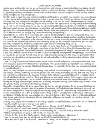 CUONTHEOCHIEUGIO.txt
mường tượng lại tiếng chân chạy lon ton của Bonni và tiếng cười như nắc nẻ của nó, nên chẳng bụng dạ đâu mà nghĩ
rằng cả chàng cũng có thể đang nhớ đến những kỷ niệm ấy và còn đau đớn hơn cả nàng nữa. Suốt những tuần đó, họ
đã gặp nhau giữa những bức tường vô tính cách của một khách sạnh, sống dưới cùng một mái nhà, ăn cùng một bàn,
nhưng không bao giờ cùng chung ý nghĩ.
Giờ đây, khiếp sợ và cô đơn, nàng những muốn phá tan cái hàng rào ấy nếu có thể, song nàng thấy ràng chàng đang né
xa nàng, như thể không muốn nói với nàng bất cứ điều gì sâu kín trong lòng. Giờ đây, cơ giận qua đi, nàng muốn nói
với chàng rằng nàng không coi là chàng phải chịu trách nhiệm về cái chết của Bonni. Nàng muốn ngả vào vòng tay
chàng mà khóc mà nói rằng chính nàng cũng rất đỗi tự hào về tài cưỡi ngựa của con bé, cũng rất hay chiều theo những
sự vòi vĩnh của nó. Giờ đây, nàng vẫn sằn sàng cúi rạp mình thừa nhận rằng nàng đã ném lời kết tội đó vào mặt chàng
chỉ vì quá khổ sở, hy vọng giảm nhẹ nỗi đau của mình bằng cách làm chàng đau. Nhưng dường như không có một lúc
nào thuận tiện. Chàng nhìn nàng bằng cặp mắt đen thất thần khiến nàng chẳng có cơ hội nào mà nói. Và những lời xin
lỗi, hễ đã hõan đi hõan lại, thì ngày càng khó nói và cuối cùng, không thể bày tỏ.
Nàng tự hỏi tại sao lại thế. Rét là chồng nàng, giữa họ là sợi dây bền chặt gắn bó giữa hai con người đã chung chăn
chung gối và đã sinh ra một đứa con yêu để rồi phải thấy đứa con ấy bị mang đi quá sớm bào trong bóng tối vĩnh cửu.
Chỉ có trong vòng tay của cha đứa bé ấy, nàng mới tìm được an ủi, trong sự trao đổi những kỷ niệm đau buồn mà thọat
đầu có thể xót xa, nhưng sẽ góp phần làm lành vết thương. Nhưng giờ đây, trong tình trạng quan hệ giữa hai người
như v65y, nàng có buông mình trong vòng tay một người hòan tòan xa lạ cũng chẳng khác gì.
Chàng chẳng mấy khi ở nhà. Những hôm họ cùng ăn tối với nahu, chàng thường say. Cung cách uống của chàng
không giống như trước. Trước kia, khi ngấm rượu, chàng trở nên thanh lịch hơn, đồng thời cũng cay chua hơn, kể
những chuyện ngộ nghĩnh, tinh quái khiến nàng dù không muốn cũng phải cười. Bây giờ, chàng say một cách lặng lẽ,
ủ ê và càng về khuya, càng mụ mẫm đờ dại. Đôi khi, vào lúc tảng sáng, nàng nghe thấy chàng phi ngựa vào sân sau và
gõ cửa dãy nhà gia nhân gọi Pork đỡ chàng lên gác và đặt chàng vào giường nằm . Đặt chàng vào giường nằm ! Rét,
người bao giờ cũng đánh đổ các bạn rượu khác lăn ềnh xuống gầm bàn, rồi đặt họ vào giường nằm, mà không hề có
dấu hiệu gì là say cả !
Trước kia chàng ăn mặt chải chuốt bao nhiêu thì nay lại lôi thôi lếch thếch bấy nhiêu, và Pork phải cáu lên mới khiến
đựơc chàng thay quần áo trước khi đi ăn tối. Mặt chàng bự rượu, quai hàm rắn rỏi giờ xệ ra bệnh họan và những túi
hùm hụp dưới cặp mắt vằn tia máu. Thân hình to lớn của chàng với những bắp thịt rắn chắc cuồn cuộn giờ nôm rệu rã
và bụng bắt đầu phệ ra.
Nhiều khi chàng không về nhà hoặc thậm chí cũng không nhắn về là mình sẽ vắng nhà cả đêm. Cố nhiên, chàng có thể
say nằm ngủ khò trong một buồng nào đó trên gác một tiệm rượu, nhưng Xcarlét bao giờ cũng đinh ninh rằng chàng ở
nhà Uơtlinh trong những dịp ấy. Có lần, nàng trong thấy Bel ở một cửa hàng, dĩ nhiên bây giờ đã là một phụ nữ quá
thì, mất gần hết vẻ mỹ miều trước kia. Nhưng, mặc dầu trát son phấn và mặc quần áo lòe lọet, nom ả vẫn mỡ màng và
gần như ra dáng một người mẹ. Thay vì cụp mắt xuống hoặc trừng mắt thách thức như những ả lẳng lơ khác vẫn
thường làm khi giáp mặt với các phụ nữ quý phái, Bel đường hòang nhìn lại nàng, quan sát mặt nàng với một vẻ chăm
chú gần như thương hại khiến Xcarlét thấy nóng bừng má.
Nhưng bây giờ, nàng không thể lên án chàng, không thể lồng lộn gầm thét với chàng, đòi hỏi sự trung thành hoặc tìm
cách làm nhục chàng, cũng như không đủ quyết tâm để mở miệng xin lỗi về chuyện buộc tội chàng đã gây ra cái chết
của Bonni. Nàng bị cầm tù trong một trạng thái hờ hững ngỡ ngàng, một nỗi khổ sở mà nàng không sao hiểu nổi, một
nỗi khổ sở sâu sắc hơn bất kỳ điều gì nàng đã nếm trải. Nàng cô đơn và không thể nhớ ra trước đây đã có bao giờ cô
đơn đến thế. Có lẽ cho đến nay, nàng chưa bao giờ có thì giờ để thật sự cô đơn. Nàng cô đơn và sợ hãi. Nàng chẳng có
ai để tâm sự, chẳng biết dựa vào ai ngòai Melơni. Vì giờ đây, cả Mammy, chỗ dựa chủ yếu của nàng; cũng đã về ấp
Tara. Vĩnh viễn ra đi.
Mammy không hề giải thích vì sao bà ra đi. Đôi mắt già mệt mỏi của bà rầu rầu nhìn Xcarlét khi bà hỏi xin tiền tàu về
Tara. Khi Xcarlét khóc, năn nỉ bà ở lại, bà chỉ trả lời :
- U thấy tựa như bà Ilơn đang bảo u : " Về nhà đi, Mammy. U xong việc rồi.". Thế là u phải về thôi.
Rét nghe hai người nói chuyện, bèn đưa tiền cho Mammy và vỗ về cánh tay bà :
- U có lý, Mammy ạ. Bà Ilơn có lý. Công việc của u ở đây xong rồi. U về đi, nếu u cần gì, xin cứ cho tôi biết.
Và khi Xcarlét phát cáu, lên giọng ra lệnh cho bà ở lại, chàng nói tiếp :
- Thôi, im đi ! Cô vớ vẩn lắm! Để cho u ấy đi ! Ai còn muốn ở lại cái nhày này…bây giờ nữa ?
Trong khi nói, mắt chàng long lên một cách dữ tợn đến nỗi Xcarlét khiếp hãi lùi lại.
- Bác sĩ Miđ, bác có nghĩ là anh ấy có thể…có thể mất trí không ? Sau đó, nàng hỏi, cảm giác đơn côi thúc đẩy nàng
                                                      Page 57
 