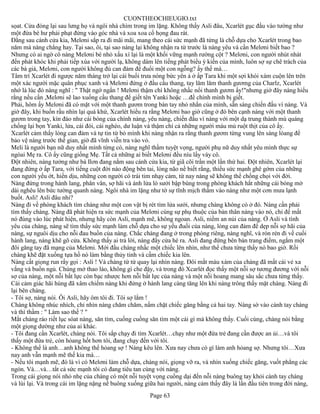CUONTHEOCHIEUGIO.txt
sọat. Cửa đóng lại sau lưng họ và ngôi nhà chìm trong im lặng. Không thấy Asli đâu, Xcarlét gục đầu vào tường như
một đứa bé hư phải phạt đứng vào góc nhà và xoa xoa cổ họng đau rát.
Đằng sau cánh cửa kia, Melơni sắp ra đi mãi mãi, mang theo cái sức mạnh đã từng là chỗ dựa cho Xcarlét trong bao
năm mà nàng chẳng hay. Tại sao, ôi, tại sao nàng lại không nhận ra từ trước là nàng yêu và cần Melơni biết bao ?
Nhưng có ai ngờ cô nàng Melơni bé nhỏ xấu xí lại là một khối vững mạnh rường cột ? Melơni, con người nhút nhát
đến phát khóc khi phải tiếp xúa với người lạ, không dám lên tiếng phát biểu ý kiến của mình, luôn sợ sự chê trách của
các bà già, Melơni, con người không đủ can đảm để đuổi một con ngỗng? ấy thế mà…
Tâm trí Xcarlét đi ngược năm tháng trở lại cái buổi trưa nóng bức yên ả ở ấp Tara khi một sợi khói xám cuộn lên trên
một xác người mặc quân phục xanh và Melơni đứng ở đầu cầu thang, tay lăm lăm thanh gươmg của Charlz, Xcarlét
nhớ là lúc đó nàng nghĩ : " Thật ngớ ngẩn ! Melơni thậm chí không nhấc nổi thanh gươm ấy!"nhưng giờ đây nàng hiểu
rằng nếu cần ,Melơni sẽ lao xuống cầu thang để giết tên Yanki hoặc …để chính mình bị giết.
Phải, hôm ấy Melơni đã có mặt với một thanh gươm trong bàn tay nhỏ nhắn của mình, sẵn sàng chiến đấu vì nàng. Và
giờ đây, khi buồn rầu nhìn lại quá khứ, Xcarlét hiểu ra rằng Melơni bao giờ cũng ở đó bên cạnh nàng với một thanh
gươm trong tay, kín đáo như cái bóng của chính nàng, yêu nàng, chiến đấu vì nàng với một dạ trung thành mù quáng
chống lại bọn Yanki, lửa, cái đói, cái nghèo, dư luận và thậm chí cả những người máu mủ ruột thịt của cô ấy.
Xcarlét cảm thấy lòng can đảm và tự tin từ bỏ mình khi nàng nhận ra rằng thanh gươm từng vung lên sáng lóang để
bảo vệ nàng trước thế gian, giờ đã vĩnh viễn tra vào vỏ.
Meli là người bạn nữ duy nhất mình từng có, nàng nghĩ thầm tuyệt vọng, người phụ nữ duy nhất yêu mình thực sự
ngòai Mẹ ra. Cô ấy cũng giống Mẹ. Tất cả những ai biết Melơni đều níu lấy váy cô.
Đột nhiên, nàng tưởng như bà Ilơn đang nằm sau cánh cửa kia, từ giã cõi trần một lần thứ hai. Đột nhiên, Xcarlét lại
đang đứng ở ấp Tara, với tiếng cuột đời náo động bên tai, lòng não nề biết rằng, thiếu sức mạnh ghê gớm của những
con người yếu ớt, hiền dịu, những con người có trái tim nhạy cảm, từ nay nàng sẽ không thể chống chọi với đời.
Nàng đứng trong hành lang, phân vân, sợ hãi và ánh lửa lò sưởi bập bùng trong phòng khách hắt những cái bóng mờ
dài nghêu lên bức tường quanh nàng. Ngôi nhà im lặng như tờ sự tĩnh mịch thấm vào nàng như một cơn mưa lạnh
buốt. Asli! Asli đâu nhỉ?
Nàng đi về phòng khách tìm chàng như một con vật bị rét tìm lửa sưởi, nhưng chàng không có ở đó. Nàng cần phải
tìm thấy chàng. Nàng đã phát hiện ra sức mạnh của Melơni cùng sự phụ thuộc của bản thân nàng vào nó, chỉ để mất
nó đúng vào lúc phát hiện, nhưng hãy còn Asli, mạnh mẽ, không ngoan. Asli, niềm an nủi của nàng. Ở Asli và tình
yêu của chàng, nàng sẽ tìm thấy sức mạnh làm chỗ dựa cho sự yếu đuối của nàng, lòng can đảm để dẹp nỗi sợ hãi của
nàng, sự nguôi dịu cho nỗi đau buồn của nàng. Chắc chàng đang ở trong phòng riêng, nàng nghĩ, và rón rén đi về cuối
hành lang, nàng khẽ gõ cửa. Không thấy ai trả lời, nàng đẩy cửa hé ra. Asli đang đứng bên bàn trang điểm, ngắm một
đôi găng tay đã mạng của Melơni. Mới đầu chàng nhấc một chiếc lên nhìn, như thể chưa từng thấy nó bao giờ. Rồi
chàng khẽ đặt xuống tựa hồ nó làm bằng thủy tinh và cầm chiếc kia lên.
Nàng cất giọng run rẩy gọi : Asli ! Và chàng từ từ quay lại nhìn nàng. Đôi mắt màu xám của chàng đã mất cái vẻ xa
vắng và buồn ngủ. Chúng mở thao láo, không gì che đậy, và trong đó Xcarlét đọc thấy một nỗi sợ tương đương với nỗi
sợ của nàng, một nỗi bất lực còn bạc nhược hơn nỗi bất lực của nàng và một nỗi hoang mang sâu sắc chưa từng thấy.
Cái cảm giác hãi hùng đã xâm chiếm nàng khi đứng ở hành lang càng tăng lên khi nàng trông thấy mặt chàng. Nàng đi
lại bên chàng.
- Tôi sợ, nàng nói. Ôi Asli, hãy ôm tôi đi. Tôi sợ lắm !
Chàng không nhúc nhích, chỉ nhìn nàng chăm chăm, nắm chặt chiếc găng bằng cả hai tay. Nàng sờ vào cánh tay chàng
và thì thầm : " Làm sao thế ? "
Mắt chàng ráo riết lục sóat nàng, săn tìm, cuống cuồng săn tìm một cái gì mà không thấy. Cuối cùng, chàng nói bằng
một giọng dường như của ai khác.
- Tôi đang cần Xcarlét, chàng nói. Tôi sắp chạy đi tìm Xcarlét…chạy như một đứa trẻ đang cần được an ủi…và tôi
thấy một đứa trẻ, còn hỏang hốt hơn tôi, đang chạy đến với tôi.
- Không thể là anh…anh không thể hỏang sợ ! Nàng kêu lên. Xưa nay chưa có gì làm anh hỏang sợ. Nhưng tôi…Xưa
nay anh vẫn mạnh mẽ thế kia mà…
- Nếu tôi mạnh mẽ, đó là vì có Melơni làm chỗ dựa, chàng nói, giọng vỡ ra, và nhìn xuống chiếc găng, vuốt phẳng các
ngón. Và…và…tất cả sức mạnh tôi có đang tiêu tan cùng với nàng.
Trong cái giọng nói nhỏ nhẹ của chàng có một nỗi tuyệt vọng cuồng dại đến nỗi nàng buông tay khỏi cánh tay chàng
và lùi lại. Và trong cái im lặng nặng nề buông xuống giữa hai người, nàng cảm thấy đây là lần đầu tiên trong đời nàng,
                                                       Page 63
 