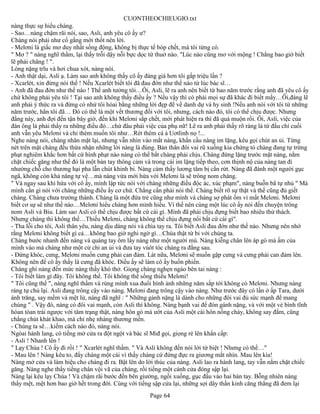 CUONTHEOCHIEUGIO.txt
nàng thực sự hiểu chàng.
- Sao…nàng chậm rãi nói, sao, Asli, anh yêu cô ấy ư?
Chàng nói phải như cố gắng mới thốt nên lời.
- Melơni là giấc mơ duy nhất sống động, không bị thực tế bóp chết, mà tôi từng có.
" Mơ ? " nàng nghĩ thầm, lại thấy trỗi dậy nỗi bực dọc từ thuở nào. "Lúc nào cũng mơ với mộng ! Chẳng bao giờ biết
lẽ phải chăng ! ".
Lòng nặng trĩu và hơi chua xót, nàng nói.
- Anh thật dại, Asli ạ. Làm sao anh không thấy cô ấy đáng giá hơn tôi gấp triệu lần ?
- Xcarlét, xin đừng nói thế ! Nếu Xcarlét biết tôi đã đau đớn như thế nào từ lúc bác sĩ…
- Anh đã đau đớn như thế nào ! Thế anh tưởng tôi…Ôi, Asli, lẽ ra anh nên biết từ bao năm trước rằng anh đã yêu cô ấy
chứ không phải yêu tôi ! Tại sao anh không thấy điều ấy ? Nếu vậy thì có phải mọi sự đã khác đi biết mấy…Ôi,đáng lẽ
anh phải ý thức ra và đừng có nhử tôi hòai bằng những lời đẹp đẽ về danh dự và hy sinh !Nếu anh nói với tôi từ những
năm trước, hẳn tôi đã… Đó có thể là một vết thương đối với tôi, nhưng, cách nào đó, tôi có thể chịu được. Nhưng
đằng này, anh đợi đến tận bây giờ, đến khi Melơni sắp chết, mới phát hiện ra thì đã quá muộn rồi. Ôi, Asli, việc của
đàn ông là phải thấy ra những điều đó…chứ đâu phải việc của phụ nữ! Lẽ ra anh phải thấy rõ ràng là từ đầu chí cuối
anh vẫn yêu Melơni và chỉ thèm muốn tôi như…Rét thèm cá ả Uơtlinh nọ !...
Nghe nàng nói, chàng nhăn mặt lại, nhưng vẫn nhìn vào mắt nàng, khẩn cầu nàng im lặng, kêu gọi chút an ủi. Từng
nét trên mặt chàng đều thừa nhận những lời nàng là đúng. Bản thân đôi vai rũ xuống kia chứng tỏ chàng đang tự trừng
phạt nghiêm khắc hơn bất cứ hình phạt nào nàng có thể bắt chàng phải chịu. Chàng đứng lặng trước mặt nàng, nắm
chặt chiếc găng như thể đó là một bàn tay thông cảm và trong cái im lặng tiếp theo, cơn thịnh nộ của nàng tan đi
nhường chỗ cho thương hại pha lẫn chút khinh bỉ. Nàng cảm thấy lương tâm bị cắn rứt. Nàng đã đánh một người gục
ngã, không còn khả năng tự vệ…mà nàng vừa mới hứa với Melơni là sẽ trông nom chàng.
" Và ngay sau khi hứa với cô ấy, mình lập tức nói với chàng những điều độc ác, xúc phạm", nàng buỗn bã tự nhủ " Mà
mình cần gì nói với chàng những điều ấy cơ chứ. Chẳng cần phải nói thế. Chàng biết rõ sự thật và thế cũng đủ giết
chàng. Chàng chưa trưởng thành. Chàng là một đứa trẻ cũng như mình và chàng sợ phát ốm vì mất Melơni. Melơni
biết cơ sự sẽ như thế nào…Melơni hiểu chàng hơn mình hiểu. Vì thế nên cùng một lúc cô ấy nói đến chuyện trông
nom Asli và Biu. Làm sao Asli có thể chịu được bất cứ cái gì. Mình đã phải chịu đựng biết bao nhiêu thử thách.
Nhưng chàng thì không thể…Thiếu Melơni, chàng không thể chịu đựng nổi bất cứ cái gì".
- Tha lỗi cho tôi, Asli thân yêu, nàng dịu dàng nói và chìa tay ra. Tôi biết Asli đau đớn như thế nào. Nhưng nên nhớ
rằng Melơni không biết gì cả…không bao giờ nghi ngờ gì…Chúa thật từ bi với chúng ta.
Chàng bước nhanh đến nàng và quàng tay ôm lấy nàng như một người mù. Nàng kiễng chân lên áp gò má ấm của
mình vào má chàng như một cử chỉ an ủi và đưa tay vúôt tóc chàng ra đằng sau.
- Đừng khóc, cưng, Melơni muốn cưng phải can đảm. Lát nữa, Melơni sẽ muốn gặp cưng và cưng phải can đảm lên.
Không nên để cô ấy thấy là cưng đã khóc. Điều ấy sẽ làm cô ấy buồn phiền.
Chàng ghì nàng đến mức nàng thấy khó thở. Giọng chàng nghẹn ngào bên tai nàng :
- Tôi biết làm gì đây. Tôi không thể. Tôi không thể sống thiếu Melơni!
" Tôi cũng thế ", nàng nghĩ thầm và rùng mình xua đuổi hình ảnh những năm sắp tới không có Melơni. Nhưng nàng
ráng tự chủ lại. Asli đang trông cậy vào nàng. Melơni đang trông cậy vào nàng. Như trước đây có lần ở ấp Tara, dưới
ánh trăng, say mềm và mệt lử, nàng đã nghĩ : " Những gánh nặng là dành cho những đôi vai đủ sức mạnh để mang
chúng " . Vậy đó, nàng có đôi vai mạnh, còn Asli thì không. Nàng bạnh vai để đón gánh nặng, và với một vẻ bình tĩnh
hòan tòan trái ngược với tâm trạng thật, nàng hôn gò má ướt của Asli một cái hôn nồng cháy, không say đắm, cũng
chẳng chút khát khao, mà chỉ nhẹ nhàng thương mến.
- Chúng ta sẽ…kiếm cách nào đó, nàng nói.
Ngòai hành lang, có tiếng mở cửa ra đột ngột và bác sĩ Miđ gọi, giọng ré lên khẩn cấp:
- Asli ! Nhanh lên !
" Lạy Chúa ! Cô ấy đi rồi ! " Xcarlét nghĩ thầm. " Và Asli không đến nói lời từ biệt ! Nhưng có thể…"
- Mau lên ! Nàng kêu to, đẩy chàng một cái vì thấy chàng cứ đứng đực ra giương mắt nhìn. Mau lên kìa!
Nàng mở cửa và làm hiệu cho chàng đi ra. Bật lên do lời thúc của nàng. Asli lao ra hành lang, tay vẫn nắm chặt chiếc
găng. Nàng nghe thấy tiếng chân vội vã của chàng, rồi tiếng một cánh cửa đóng sập lại.
Nàng lại kêu lạy Chúa ! Và chậm rãi bước đến bên giường, ngồi xuống, gục đầu vào hai bàn tay. Bỗng nhiên nàng
thấy mệt, mệt hơn bao giờ hết trong đời. Cùng với tiếng sập cửa lại, những sợi dây thần kinh căng thẳng đã đem lại
                                                      Page 64
 