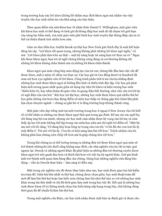 trong trường họp này lòi khen không hề nhằm mục đích khen ngựi mà nhằm vào việc
truyền cho học sinh niềm tin vào khả năng của bản thân.
Theo quan điểm của nhà khoa học về nhận thức Daniel T. Willingham, một giáo viên
khi khen học sinh có thể đang vô tình gửi đi thông điệp học sinh đó đã chạm tói giói hạn
của năng lực bẩm sinh, còn một giáo viên phê bình học sinh truyền đạt thông điệp cậu ta có
thể cải thiện thành tích nhiều hon nữa.
Giáo sư tâm thần học ơudith Brook tại Đại học New York giải thích đây là một kết luận
đáng tin cậy. “Lòi khen rất quan trọng, nhưng không phải những lòi khen ngớ ngẩn,” cô
nói. “Lòi khen phải dựa trên sự thật - một kỹ năng hoặc tài năng bọn trẻ thực sự có.” Ngay
khi đưực khen ngựi, bọn trẻ sẽ nghĩ chúng không xứng đáng và coi thường không chỉ
những lòi khen không chân thành mà cả những lòi khen chân thành.
Khen ngựi quá mức cũng bóp méo động lực của trẻ em; chúng bắt đầu làm việc chỉ để
đưực khen, mất ý niệm về niềm vui thực sự. Các học giả từ Cao đẳng Reed và Staníord đã
xem xét hcm 150 nghiên cứu về lòi khen. Công trình phân tích tỉ mỉ của họ khẳng định
những học sinh đưực khen ngợi sẽ không liều lĩnh và thiếu tính độc lập. Các học giả phát
hiện mối tưong quan nhất quán giữa sử dụng tùy tiện lòi khen và hiện tượng học sinh
“thiếu kiên trì, hay nhìn thăm dò giáo viên và giọng điệu bất thường, như việc câu trả lòi lại
có ngữ điệu của câu hỏi.” Khi học tói đại học, những học sinh được khen quá nhiều thà bỏ
học giữa chừng còn hon chịu đựng điểm số môn học thấp và chúng gặp khó khăn khi phải
lựa chọn chuyên ngành - chúng sự gắn bó vì lo lắng trường họp không thành công.
Một giáo viên dạy tiếng Anh tại một trường trung học ở ngoại ô New Jersey cho tôi biết
cô có thể nhận ra những em đưực khen ngựi thái quá trong gia đình. Bố mẹ các em nghĩ họ
chỉ đang ủng hộ con mình, nhưng các học sinh cảm nhận được kỳ vọng của bố mẹ và cảm
thấy áp lực tói mức không thể tập trung vào môn học nữa mà chỉ nghĩ tói điểm số. “Một bà
mẹ nói vói tôi rằng, ‘Cô đang hủy hoại lòng tự trọng của con tôi,’ vì tôi đã cho con trai bà ấy
một điểm c.Tôi nói vói bà ấy, ‘Con bà có khả năng làm bài tốt hcm.’ Trách nhiệm của tôi
không phải làm chúng cảm thấy tốt hon mà là giúp chúng làm tốt hon.”
Trong khi chúng ta có thể tưởng tượng ra những đứa trẻ đưực khen ngợi quá mức sẽ
trở thành những kẻ yếu đuối sống không mục đích, các nhà nghiên cứu lại chỉ ra hậu quả
ngược lại. Dweck và những người khác đã phát hiện ra những đứa trẻ thường xuyên được
khen ngợi trở nên ganh đua hon và thích thú hon vói việc hạ bệ người khác. Giữ gìn hình
ảnh trở thành mối quan tâm hàng đầu của chúng. Hàng loạt những nghiên cứu đáng báo
động - vẫn do Dweck thực hiện - làm sáng tỏ điều này.
Một trong các nghiên cúru đó được thực hiện như sau, học sinh đưực giao hai bài kiểm
tra toán đố. Giữa bài thứ nhất và thứ hai, chúng được chọn giữa: học một thuật toán đố
mói để làm bài thứ hai hoặc tìm hiểu xem chúng làm bài như thế nào so vói những học sinh
khác trong bài thứ nhất và chỉ đủ thòi gian làm một trong hai việc đó. Kết quả là những học
sinh được khen về trí thông minh chọn tìm hiểu bảng xếp hạng trong lóp, chứ không dùng
thòi gian đó để chuẩn bị làm bài thứ hai.
Trong một nghiên cứu khác, các học sinh nhận đưực một bản tự đánh giá và đưực cho
 