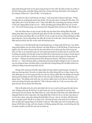 rằng mình đang giữ một vai trò quan trọng trong trò choi. Khi cậu thôi sai bảo em, Soíỉa có
thể nhờ Ethan giúp, một điều Ethan thích thú và luôn sẵn lòng. Khi Soíia cố lôi miếng lót
lên tràng kỉ, Ethan nói: “Làm tốt đấy,” và tói giúp em.
“Hai đứa trẻ vẫn có mối liên hệ vói nhau,” cuối cùng Tiến sĩ Kramer kết luận. “Ở đây
tôi thấy một sự cố gắng giải quyết mâu thuẫn. Trẻ yêu quý nhau và cũng để ý lẫn nhau. Tôi
nghĩ nhiều yếu tố còn cần được xử lý.” Chưa tính điểm cho cuộn băng này nhưng sơ bộ bà
có thể ước chừng điểm sẽ đạt 50/100 - điểm cân bằng giữa những điểm tiêu cực và tích
cực. “Tôi có thể tưởng tượng, sau chương trình, băng ghi hình của hai em sẽ đạt chừng 70.”
Vậy nếu Ethan thực sự quý em gái, từ đâu mà cậu nhận được thông điệp rằng thật
không sành điệu chút nào và phải che giấu điều đó? Mẹ của Ethan, chị Rebecca, cho biết tất
cả các bạn thân của Ethan đều cư xử rất tốt vói các em gái và em trai. Ethan không học điều
này từ bạn bè. Chị tin rằng Ethan học điều đó từ một vài cuốn sách. Cậu bé là một độc giả
bẩm sinh yêu thích việc đọc và đọc sách rất thường xuyên.
Rebecca có vẻ dè dặt khi đề cập tới giả thuyết này, sự rằng mình đổ tội oan. Tuy nhiên
công trình nghiên cứu của Tiến sĩ Kramer cho thấy Rebecca có thể đã đúng. Ở một trong các
nghiên cứu của mình, Kramer đã yêu cầu một nhóm trẻ em tham gia đọc sách trong sáu
tuần, trẻ đọc to và cùng thảo luận các bộ truyện hoạt hình mô tả tình anh em ruột thịt. Đây
là những sản phẩm văn hóa đặc trưng tiêu biểu bất cứ phụ huynh nào cũng sẽ muốn chia sẻ
với con cái, như để chia sẻ niềm hy vọng những cuốn sách này sẽ giúp trẻ chung sống tốt
vói nhau - Những chú gấu Bearnstein (The Bearnstein Bears), PhốSesame (Sesame
Street), v.v... Tiến sĩ Kramer phác ra hình ảnh mối quan hệ giữa những trẻ này với anh chị
em của chúng sẽ được cải thiện nhiều và bà đảm bảo chúng không thể cải thiện nhiều hon
những trẻ đang trong chương trình của bà.
Nhưng Tiến sĩ Kramer bắt đầu nhận nhiều lòi than phiền từ phụ huynh, chỉ một vài
tuần sau chương trình. Dù sách vở, phim luôn cho thấy những kết cục có hậu, rằng trẻ học
cách đánh giá cao và tôn trọng anh chị em ruột của chúng, phần đầu của những câu chuyện
thường mô tả những chi tiết rỗng tuếch về việc anh chị em đánh nhau, hạ thấp nhau, xúc
phạm nhau. “Từ những cuốn sách này, trẻ em học nhiều cách cư xử xấu xa vói anh chị em
mình mà chúng chưa bao giờ nghĩ tói,” Tiến sĩ Kramer nhắc lại. Vì đó, sau sáu tuần, mối
quan hệ anh chị em đã tụt dốc thảm hại.
Tiến sĩ đã phân tích 261 cuốn sách dành cho trẻ em có mô tả mối quan hệ anh chị em
ruột. Những cuốn này đủ thể loại, từ sách tranh cho các bé trong nhà trẻ, tói các sách
chương hồi cho trẻ lóp Ba. Bà chấm điểm các cuốn sách theo hình thức như chấm điểm các
băng ghi hình trẻ chơi cùng nhau. Bà cũng đánh dấu số lần trẻ cãi cọ, đe dọa, loại nhau ra
và trêu chọc nhau, cũng như những khoảnh khắc tích cực: chia sẻ vói nhau, thể hiện tình
cảm, cùng giải quyết vấn đề và rủ nhau chơi. Thường thì một cuốn sách mô tả số hành vi
tiêu cực gần như ngang bằng vói số hành vi tích cực. Bất chấp cuốn sách rõ ràng được xây
dựng vói kết thúc có hậu, suốt câu chuyện, trẻ không ngừng chế nhạo, xem thường anh chị
em mình và giễu cợt mỗi khi anh chị em mình sai.
 