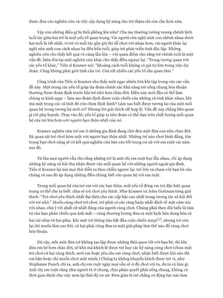 đưực đưa vào nghiên cứu và việc xây dựng kỹ năng cho trẻ thậm chí còn cần hon nữa.
Vậy còn những điều gì bị thổi phồng lên nữa? Cha mẹ thường tưởng tượng chênh lệch
tuổi tác giữa hai trẻ là một yếu tố quan trọng. Vài người còn nghĩ sinh con chênh nhau dưới
hai tuổi là tốt nhất, vì trẻ có tuổi tác gần gũi thì dễ choi vói nhau hon; vài người khác lại
nghĩ nên sinh con cách nhau ba đến bốn tuổi, giúp trẻ phát triển tính độc lập. Những
nghiên cứu cho thấy kết quả vô cùng lẫn lộn - vói quan điểm cho rằng trẻ chênh tuổi là một
vấn đề, hiện tồn tại một nghiên cứu khác cho thấy điều ngược lại. “Trong tưong quan vói
các yếu tố khác,” Tiến sĩ Kramer nói: “khoảng cách tuổi không có giá trị lớn trong việc dự
đoán. Cũng không phải giói tính của trẻ. Còn rất nhiều các yếu tố cần quan tâm.”
Công trình của Tiến sĩ Kramer cho thấy một ngạc nhiên lớn khi tập trung vào các vấn
đề này. Một trong các yếu tố giúp dự đoán chính xác khả năng trẻ sống chung hòa thuận
thường được đoán định trước khi trẻ nhỏ hon chào đòi. Điều này mới đầu có thể làm
chúng ta kinh ngạc - làm sao đoán định được cuộc chiến của những cá tính khác nhau, khi
mà một trong các cá tính đó còn chưa định hình? Làm sao biết được tưong lai của một mối
quan hệ trong tưong lai mói có? Nhưng lòi giải thích rất họp lý. vấn đề này chẳng liên quan
gì tói phụ huynh. Thay vào đó, yếu tố giúp ta tiên đoán có thể dựa trên chất lượng mối quan
hệ của trẻ lớn hon vói người bạn thân nhất của nó.
Kramer nghiên cứu trẻ em ở những gia đình đang chờ đón một đứa con nữa chào đòi.
Bà quan sát trẻ choi kèm một vói người bạn thân nhất. Những trẻ nào choi bình đẳng, tôn
trọng bạn choi cũng sẽ có kết quả nghiên cứu báo cáo tốt trong cư xử vói em ruột vài năm
sau đó.
Từ lâu mọi người vẫn cho rằng những trẻ là anh chị em ruột học lẫn nhau, rồi áp dụng
những kỹ năng xã hội thu nhận được vào mối quan hệ vói những người ngoài gia đình.
Tiến sĩ Kramer lại nói mọi thứ diễn ra theo chiều ngược lại: trẻ lớn va chạm vói bạn bè của
chúng và sau đó áp dụng những điều chúng biết vào quan hệ vói em ruột.
Trong mối quan hệ của trẻ em vói các bạn thân, một yếu tố đóng vai trò đặc biệt quan
trọng có thể cho ta biết: chia sẻ trò choi yêu thích. Như Kramer và John Gottman từng giải
thích: “Trò choi yêu thích nhất đại diện cho các cấp bậc cao nhất trong tưong tác xã hội đối
với trẻ nhỏ.” Muốn cùng choi trò choi, trẻ phải có các ràng buộc nhất định về mặt cảm xúc
vói nhau, chú ý tói nhất cử nhất động của người cùng choi. Chúng phải theo dõi biểu lộ tâm
tư của bạn phản chiếu qua ánh mắt - cùng thưong lượng đưa ra một kịch bản dung hòa cả
hai cái nhìn từ hai phía. Khi một trẻ thông báo bắt đầu cuộc chiến ninja^5^, nhưng trẻ còn
lại chỉ muốn làm cao bồi, cả hai phải cùng đưa ra một giải pháp làm thế nào để cùng choi
hòa thuận.
Dù vậy, nếu một đứa trẻ không tạo lập được những thói quen tốt vói bạn bè, thì khi
đứa em bé hon chào đòi, sẽ khó mà khích lệ được trẻ học các kỹ năng cùng choi (chọn một
trò choi cả hai cùng thích, mòi em hoặc yêu cầu em cùng choi, nhận biết đưực khi nào thì
em bận hoặc chỉ muốn choi một mình.) Chúng ta không khuyến khích đưực trẻ vì, như
Stephanie Punch chỉ ra, anh chị em ruột ngày mai vẫn sẽ ở đó choi vói ta, dù ta có làm gì.
Anh chị em ruột cũng như người tù ở chung, chịu phán quyết phải sống chung, không có
thòi gian dành cho việc xem lại thái độ cư xử. Đon giản là trẻ chẳng có động lực nào làm
 