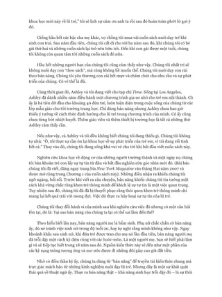 khoa học mói này về lũ trẻ,” tôi sẽ lịch sự cảm on anh ta rồi sau đó hoàn toàn phớt lờ gựi ý
đó.
Giống hầu hết các bậc cha mẹ khác, vự chồng tôi mua vài cuốn sách nuôi dạy trẻ khi
sinh con trai. Sau năm đầu tiên, chúng tôi cất đi cho tói ba năm sau đó, khi chúng tôi có bé
gái thứ hai và những cuốn sách lại trở nên hữu ích. Đến khi con gái đưực một tuổi, chúng
tôi không còn quan tâm tói những cuốn sách đó nữa.
Hầu hết những người bạn của chúng tôi cũng cảm thấy như vậy. Chúng tôi nhất trí sẽ
không nuôi dạy con “theo sách”, mà cũng không hề muốn thế. Chúng tôi nuôi dạy con cái
theo bản năng. Chúng tôi yêu thưong con cái hết mực và chăm chút cho nhu cầu và sự phát
triển của chúng. Có vẻ thế là đủ.
Cùng thòi gian đó, Ashley và tôi đang viết cho tạp chí Time, sống tại Los Angeles,
Ashley đã dành nhiều năm điều hành một chưong trình gia sư nhỏ cho trẻ em nội thành. Cô
ấy là bà tiên đỡ đầu cho khoảng 40 đứa trẻ, luôn hiện diện trong cuộc sống của chúng từ các
lóp mẫu giáo cho tói trường trung học. Chỉ dùng bản năng nhưng Ashley chưa bao giờ
thiếu ý tưởng về cách thức định hướng cho lũ trẻ trong chưong trình của mình. Cô ấy cũng
chưa từng bót nhiệt huyết. Thêm giáo viên và thêm thiết bị trường học là tất cả những thứ
Ashley cảm thấy cần.
Nếu như vậy, cả Ashley và tôi đều không biết chúng tôi đang thiếu gì. Chúng tôi không
tự nhủ: “Ô, tôi thực sự cần ôn lại khoa học về sự phát triển của trẻ em, vì tôi đang rối tinh
hết cả.” Thay vào đó, chúng tôi đang sống khá vui vẻ cho tói khi bắt đầu viết cuốn sách này.
Nghiên cứu khoa học về động cơ của những người trưởng thành và một ngày nọ chúng
tôi băn khoăn trẻ con lấy sự tự tin từ đâu và bắt đầu nghiên cứu góc nhìn mói đó. (Bài báo
chúng tôi đã viết, đăng ngay trang bìa New York Magazine vào tháng Hai năm 2007 và
được mở rộng trong Chương 1 của cuốn sách này). Những điều nhận ra khiến chúng tôi
ngỡ ngàng, bối rối. Trước khi viết ra câu chuyện, bản năng khiến chúng tôi tin tưởng một
cách khá vững chắc rằng khen trẻ thông minh để khích lệ sự tự tin là một việc quan trọng.
Tuy nhiên sau đó, chúng tôi đã đã bị thuyết phục rằng thói quen khen trẻ thông minh chỉ
mang lại kết quả trái vói mong đợi. Việc đó thực ra hủy hoại sự tự tin của lũ trẻ.
Chúng tôi thay đổi hành vi của mình sau khi nghiên cứu việc đó nhưng có một câu hỏi
tồn tại, đó là: Tại sao bản năng của chúng ta lại có thể sai lầm đến thế?
Theo hiểu biết lâu nay, bản năng người mẹ là bẩm sinh. Phụ nữ chắc chắn có bản năng
ấy, dù né tránh việc sinh nở trong độ tuổi 20, hay tự nghĩ rằng mình không như vậy. Ngay
khoảnh khắc sau sinh nở, khi đứa trẻ được trao cho mẹ nó lần đầu tiên, bản năng người mẹ
đã trỗi dậy một cách kỳ diệu cùng vói các hoóc-môn. Là một người mẹ, bạn sẽ biết phải làm
gì và sẽ tiếp tục biết trong 18 năm sau đó. Nguồn kiến thức này sẽ đến như một phần của
các kỳ rụng trứng tương ứng và mơ ước được đi những đôi giày cao gót đắt tiền.
Nhờ có điều thần kỳ ấy, chúng ta dùng từ “bản năng” để truyền tải kiến thức chung mà
trực giác mách bảo từ những kinh nghiệm nuôi dạy lũ trẻ. Nhưng đây là một sự khái quát
thái quá về thuật ngữ ấy. Thực ra bản năng thật - khả năng sinh học trỗi dậy đó - là sự thôi
 