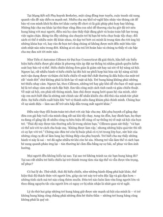 Tại Mạng Kết nối Phụ huynh Berkeley, một cộng đồng trực tuyến, cuộc tranh cãi xung
quanh vấn đề này diễn ra mạnh mẽ. Nhiều cha mẹ khổ sở nghĩ liệu nhảy vào thùng cát để
bảo vệ con mình khỏi bị đứa trẻ khác cưóp đồ choi có là giải pháp phù họp hay không.
Những bậc cha mẹ khác lại thú thực rằng đứa con nhỏ dễ thương của họ giờ đã trở nên
hung hăng vói mọi người, điều mà họ cảm thấy thật đáng ghét và hoàn toàn bất lực trong
việc ngăn chặn. Bảng tin đầy những câu chuyện trẻ bị bạn bè trêu chọc hoặc tẩy chay; đối
sách có thể ở nhiều mức độ khác nhau, từ dạy trẻ bót coi mình là trung tâm cho tói ủng hộ
những khóa học võ, hay răn đe bọn trẻ rằng chúng sẽ không được mòi đến một bữa tiệc
sinh nhật nào nữa trong đòi. Không ai có câu trả lòi hoàn hảo và chúng ta thấy rõ các bậc
cha mẹ đau xót tói mức nào.
Như Tiến sĩ Antonius Cillesen từ Đại học Connecticut đã giải thích, hầu hết các biểu
hiện hiếu chiến đưực ghi nhận là phưong tiện áp đặt sự thống trị nhằm giành quyền kiểm
soát hay bảo vệ vị thế. Hiếu chiến không đon giản là giảm sút hay sai sót về kỹ năng xã hội.
Ngược lại, rất nhiều hành vi hiếu chiến lại đòi hỏi sự phối hợp hài hòa các kỹ năng xã hội
mói vận dụng đưực và thậm chí hiếu chiến về mặt thể chất thường là dấu hiệu của một trẻ
rất “rành đòi” chứ không phải là lệch lạc về mặt xã hội. Trẻ hung hăng không phải những
trẻ thiếu nhạy cảm. Ngược lại, theo Cillesen, những trẻ hay gây khó dễ cho bạn về mặt quan
hệ là trẻ nhạy cảm một cách đặc biệt. Em tấn công một cách tinh ranh và giàu chiến thuật,
về mặt xã hội, em phải rất thông minh, làm chủ đưực mạng lưới quan hệ của mình, nhờ
vậy em mói biết đâu là những nút chính xác để nhấn khiến cho đối thủ của mình tức phát
điên. Sự hiếu chiến xuất hiện khi “trẻ vị thành niên đang khám phá chính mình. Chúng học
về sự sành điệu - làm sao để trở nên hấp dẫn trong mắt người khác.”
Điều này thay đổi hoàn toàn trò choi vói các bậc cha mẹ. Khi phụ huynh cố gắng dạy
đứa con gái bảy tuổi của mình rằng rất sai khi tẩy chay, tung tin đồn, hay đánh bạn, họ thực
ra đang cố gắng lấy đi nhiều công cụ hữu hiệu để củng cố sự thống trị về mặt xã hội của bọn
trẻ. “Thái độ này được tán thưởng nếu là trong nhóm bạn,” Cillesen quan sát thấy: “và bạn
có thể nói vói tư cách cha hoặc mẹ, ‘Không được làm vậy,’ nhưng những hiệu quả tức thì rất
có uy lực vói trẻ.” Chừng nào đứa trẻ còn bị buộc phải có vị trí trong lóp học, sức hút của
những công cụ đó sẽ làm lung lay thông điệp của phụ huynh. Trẻ biết cha mẹ thấy những
hành vi này là sai - trẻ đã nghe nhiều từ khi còn bé xíu. Nhung trẻ vẫn làm thế vì cách bạn
bè xung quanh phản ứng lại - tán thưởng kẻ cầm đầu bằng sự sự hãi, nể phục và tầm ảnh
hưởng.
Mọi người đều không hiểu tại sao. Tại sao trẻ không tránh xa các bạn hung hăng đó?
Tại sao rất nhiều trẻ hiếu chiến lại trở thành trung tâm của tập thể và vẫn được tôn trọng,
nể phục?
Có hai lý do. Thứ nhất, thái độ hiếu chiến, như những hành động phá luật khác, thể
hiện thái độ thách thức vói người lớn, giúp các trẻ này trở nên độc lập và già dặn hon -
những tính cách mà trẻ nào cũng thèm muốn. Đứa trẻ nào luôn làm vừa lòng người lớn và
theo đúng nguyên tắc của người lớn có nguy cơ bị nhìn nhận là nhát gan và tẻ ngắt.
Lý do thứ hai giúp những trẻ hung hăng giữ được sức mạnh xã hội của mình là - vì trẻ
không hung hăng cũng chẳng phải những đứa bé thiên thần - những trẻ hung hăng cũng
không phải là quỷ sứ.
 