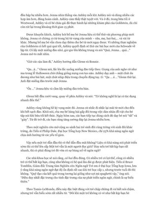 đầu bập bẹ nhiều hon. Jenna nhìn thẳng vào Ashley mỗi khi Ashley nói và dùng nhiều các
họp âm hon, đúng hoàn cảnh. Ashley cảm thấy thật tuyệt vòi. Và ở đó, trong bữa tối ở
Westwood, Ashley và cô bé cháu gái đã thực hành lại nhũng khám phá của Goldstein, dù chỉ
còn rút lại trong khoảng thòi gian 15 phút.
Được khuyến khích, Ashley hỏi bố mẹ bé Jenna liệu có thể thử vài phưong pháp mói
không. Jenna có chừng 10 từ trong bộ từ vụng của mình - sữa, mẹ, bai-bai,... và vài từ
khác. Nhung bố mẹ bé vẫn chưa dạy thêm cho bé từ mói ngay được. Vì những thực nghiệm
của Goldstein có kết quả quá tốt, Ashley quyết định sẽ thử các bài học mói của Schwade về
lặp từ. Cô lấy một miếng đào nhỏ, giơ giơ lên không trung và nói “Quả, Jenna... quả...”
Jenna mở to mắt nhìn.
“Giờ các cậu làm đi,” Ashley hướng dẫn Glenn và Bonnie.
“Qu...ả...” Glenn nói, lắc lên lắc xuống miếng đào tiếp theo. Giọng của anh nghe cứ như
ma trong lễ Halloween chứ chẳng giống nựng con tẹo nào. Ashley dạy anh - một chút du
dương như bài hát, một chút nhịp điệu trong chuyển động tay. G: “Qu ... ả ...”Glenn thử lại.
Anh đặt miếng đào trước mặt Jenna.
“Oa ...” Jenna kêu và cầm lấy miếng đào trên bàn.
Glenn bắt đầu cười vang, quay về phía Ashley và nói: “Tớ không nghĩ là lại có tác dụng
nhanh đến thế.”
Ashley cũng không hề kỳ vọng mức đó. Jenna cứ nhắc đi nhắc lại mãi từ mói cho đến
khi hết sạch đào. Khỏi nói, cha mẹ bé hăng hái gấp đôi trong việc dán nhãn đồ vật cho bé
tập nói khi bữa tối kết thúc. Ngày hôm sau, các bạn tiếp tục dùng cách đó dạy bé nói “tất” và
“giày”. Từ đó trở đi, các bạn cũng tăng cường đáp lại Jenna nhiều hơn.
Theo một nghiên cứu mở rộng so sánh hai trẻ sinh đôi cùng trứng vói sinh đôi khác
trứng, do Tiến sĩ Philip Dale, Đại học Tổng họp New Mexico, chỉ 25% khả năng ngôn ngữ
chịu ảnh hưởng từ các yếu tố gien.
Vậy nếu một trẻ dẫn đầu thì có thể dẫn đầu mãi không? Liệu có khả năng nói phát triển
sớm thì có thể lên cấp Một trẻ vẫn là một người đọc giỏi? Hay nếu trẻ bắt kịp bạn rất
nhanh, thì có phải đúng trẻ đó vừa có sự bùng nổ về ngôn ngữ?
Các nhà khoa học sẽ nói rằng, cả hai đều đúng. Có nhiều trẻ có lọi thế, cũng có nhiều
trẻ có thể bắt kịp bạn, cũng như không có hệ quả lâu dài gì được phát hiện. Tiến sĩ Bruce
Tomblin, Giám đốc Trung tâm Nghiên cứu Ngôn ngữ Trẻ em ở Đại học Tổng hợp Iowa, lưu
ý rằng khả năng ngôn ngữ đạt độ ổn định rất cao khi trẻ học cấp 1, nhưng trước tuổi đó thì
không. “Quỹ đạo của kết quả trong tương lai giống như sợi mì spaghetti vậy,” ông nói.
“Điều duy nhất đặc trưng cho tính đặc trưng của sự phát triển ngôn ngữ, chính là sự biến
thiên.”
Theo Tamis-LeMonda, điều này đặc biệt đúng với trẻ chập chững đi và biết nói chậm,
nhưng trẻ vẫn hiểu sớm rất nhiều từ. “Đôi khi một trẻ không có vẻ như bắt kịp bạn bè
 