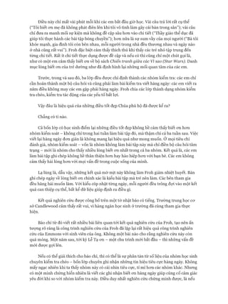 Điều này chỉ mất vài phút mỗi khi các em bắt đầu giờ học. Vài câu trả lòi rất cụ thể
(“Tôi biết on mẹ đã không phát điên lên khi tôi vô tình làm gãy cái bàn trong sân”); vài câu
chỉ đưa ra manh mối sự kiện mà không đề cập sâu hom vào chi tiết (“Thầy giáo thể dục đã
giúp tôi thực hành các bài tập bóng chuyền”); hom nữa là sự sum vầy của mọi người (“Bà tôi
khỏe mạnh, gia đình tôi còn bên nhau, mỗi người trong nhà đều thưomg nhau và ngày nào
ở nhà cũng rất vui”). Froh đặc biệt cảm thấy thích thú khi thấy các trẻ nhỏ tập trung đến
từng chi tiết. Rất ít chi tiết thực dụng được đề cập và nếu có thì cũng chỉ một chút gọi là,
như có một em cảm thấy biết omvề bộ sách Chiến tranh giữa các Vì sao (Star Wars). Danh
mục lòng biết omcủa trẻ dưòrng như đã định hình lại những mối quan tâm của các em.
Trước, trong và sau đó, ba lóp đều đưực chỉ định thành các nhóm kiểm tra: các em chỉ
cần hoàn thành một bộ câu hỏi và cũng phải làm bài kiểm tra viết hàng ngày: các em viết ra
năm điều không may các em gặp phải hàng ngày. Froh chia các lóp thành dạng nhóm kiểm
tra chéo, kiểm tra tác động của các yếu tố bất lọi.
Vậy đâu là hiệu quả của những điều tốt đẹp Chúa phù hộ đã được kể ra?
Chẳng có tí nào.
Cả bốn lóp có học sinh điểm lại những điều tốt đẹp không hề cảm thấy biết omhom
nhóm kiểm soát - không chỉ trong hai tuần làm bài tập đó, mà thậm chí cả ba tuần sau. Việc
viết lại hàng ngày đom giản là không mang lại hiệu quả như mong muốn. Ở mọi tiêu chí
đánh giá, nhóm kiểm soát - vốn là nhóm không làm bài tập này mà chỉ điền bộ câu hỏi tâm
trạng - mói là nhóm cho thấy nhiều lòng biết omnhất trong cả ba nhóm. Kết quả là, các em
làm bài tập ghi chép không hề thân thiện hom hay hào hiệp hom vói bạn bè. Các em không
cảm thấy hài lòng hom vói mọi vấn đề trong cuộc sống của mình.
Lạ lùng là, dẫu vậy, những kết quả mờ mịt này không làm Froh giảm nhiệt huyết. Bản
ghi chép ngày về lòng biết omchính xác là kiểu bài tập mà trẻ nên làm. Các bên tham gia
đều hăng hái muốn làm. Vói kiểu cóp nhặt từng ngày, mỗi người đều trông đựi vào một kết
quả can thiệp cụ thể, bất kể dữ liệu giúp định ra điều gì.
Kết quả nghiên cứu đưực công bố trên một tờ nhật báo có tiếng. Trường trung học cơ
sở Candlewood cảm thấy rất vui, vì hàng ngàn học sinh ở trường đã cùng tham gia thực
hiện.
Báo chí từ đó viết rất nhiều bài liên quan tói kết quả nghiên cứu của Froh, tạo nên ấn
tưựng rõ ràng là công trình nghiên cứu của Froh đã lặp lại rất hiệu quả công trình nghiên
cứu của Emmons vói sinh viên của ông. Không một bài nào cho rằng nghiên cứu này còn
quá mỏng. Một năm sau, tói kỳ Lễ Tạ om - một chu trình mói bắt đầu - thì những vấn đề
mói được gựi lên.
Nếu có thể giải thích cho báo chí, thì có thể là sự phân tán từ số liệu của nhóm học sinh
chuyên kiểm tra chéo - bốn lóp chuyên ghi nhận những tín hiệu tiêu cực hàng ngày. Không
mấy ngạc nhiên khi ta thấy nhóm này có cái nhìn tiêu cực, tỉ mỉ hom các nhóm khác. Nhưng
có một minh chứng hiển nhiên là viết các ghi nhận biết omhàng ngày giúp củng cố cảm giác
yêu đòi khi so vói nhóm kiểm tra này. Điều duy nhất nghiên cứu chứng minh đưực, là nếu
 