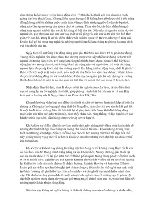 chủ những biểu tượng tượng hình, điều sớm trở thành cần thiết vói mọi chương trình
giảng dạy học thuật khác. Nhưng điểm quan trọng có lẽ không bao giờ được chú ý nếu cộng
đồng không nổi lên những cuộc tranh luận về mục đích sử dụng giờ rỗi của các bạn trẻ,
cũng như tầm quan trọng của giờ ra choi ở trường. Thay vào đó, các luận điểm bao giờ
cũng xoay quanh các bài tập và các kỹ năng xã hội của trẻ. Điều này có nguyên nhân vì, vói
người lớn, giờ choi của các em làm bay mất sự cố gắng của các em và trẻ chỉ còn biết thư
giãn vói bạn bè. Đúng là có vài điểm chắc chắn có liên quan tói trẻ em, nhưng rõ ràng cái
khuôn khổ gò bó trong suy nghĩ của những người lớn đã làm chúng ta phóng đại mục đích
vui đùa chính của trẻ.
Ngụy biện về sự Đồng Tác động cũng giúp giải thích tại sao khen trẻ bị phản tác dụng.
Trong nhiều nghiên cứu khác nhau, tán dương được cho thấy nhiều tác động tích cực vói
người lớn trong công việc. Trẻ đang lớn cũng rất thích được khen. Khen có thể hủy hoại
động lực bên trong của trẻ, mà không hề có tác động này vói người lớn. Có một tác động
ngược lại - được sếp khen chỉ làm những người lớn hăng hái lao động hơn, nhất là giói trí
thức. (Chỉ vói một số ít hoàn cảnh, như một vài địa điểm làm việc của nhóm trí thức, khen
được coi là không đáng tin và mánh khóe.) Điều này có nguồn gốc từ việc chúng ta ai cũng
thích được khen tới mức ta có cảm giác cứ trút lên trẻ con là thế nào cũng có lợi cho trẻ.
Nhận định lầm thử hai, như đã được mô tả từ nghiên cứu của Froh, là các điểm tích
cực sẽ mang lại sự đối nghịch cần thiết, giúp phòng tránh thái độ tiêu cực ở trẻ em. Hãy
tạm gọi xu hướng này là Ngụy biện về sự Phân chia Tốt/ xấu.
Khuynh hướng phân loại mọi điều thành tốt và xấu với trẻ em lan tràn khắp xã hội của
chúng ta. Chúng ta thường nghĩ rằng thái độ đúng đắn, cảm xúc tích cực và các kết quả tốt
là một bộ đi kèm: những điều tốt liên kết lại sẽ giúp trẻ tránh được thái độ không đúng
mực, cảm xúc tiếu cực, như trộm cắp, cảm thấy chán nản, căng thẳng, cô lập bạn bè, có các
hành vi tình dục sớm, đầu hàng sóm trước áp lực từ bạn bè.
Khi Ashley và tôi lần đầu bắt tay làm cuốn sách này, chúng tôi viết ra một danh sách về
những đức tính tốt đẹp mà chúng tôi mong chờ nhất ở trẻ em - khoan dung, trung thực,
biết cảm thông, chơi đẹp. Nếu có thể bao bọc các em bởi những đức tính tốt đẹp đến thế
này, chúng tôi hy vọng rắc rối sẽ bật ra khỏi các em như những viên đạn bật ra khỏi cơ thể
của Siêu nhân.
Khi Victoria Talwar dạy chúng tôi rằng một trẻ đang cư xử không trung thực tức là em
có dấu hiệu của trí thông minh và kỹ năng xã hội khôn khéo. Nancy Darling giải thích tại
sao sự mánh khóe ở trẻ lại gần như đã trở thành phần quan trọng trong phát triển tính cách
ở trẻ vị thành niên. Nghiên cứu của Laurie Kramer cho ta thấy vì đâu mà sự tử tế mù quáng
lại khiến cho tình cảm anh chị em đi chệch hướng. Patricia Havvley và Antonius Cillesen
khám phá ra vì đâu sự cảm thông lại trở thành công cụ tốt nhất cho những kẻ ma quỷ: một
trẻ bình thường rất giỏi hiểu bạn thân của mình - và cũng biết bạn mình hiểu mình như
vậy. Tất nhiên là cũng phải nhắc tói một công trình nghiên cứu về những người phạm tội
đặc biệt nghiêm trọng đang được giam giữ trong tù, có chỉ số cảm xúc (EQ) cao hơn hầu hết
những người khác thuộc cộng đồng.
Nói như vậy không có nghĩa chúng ta thả trôi những mơ ước của chúng ta về đạo đức,
 