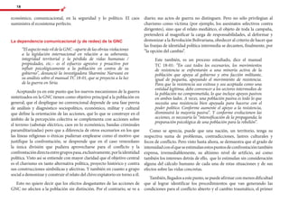 18
económico, comunicacional, en la seguridad y lo político. El caos
suministra el ecosistema perfecto.
La dependencia comunicacional (y de redes) de la GNC
“ElaspectomásvildelaGNC–apartedelasobviasviolaciones
a la legislación internacional en relación a su soberanía,
integridad territorial y la pérdida de vidas humanas /
propiedades, etc.– es el esfuerzo agresivo y proactivo por
influir psicológicamente a la población en contra de su
gobierno”, denunció la investigadora Sharmine Narwani en
su análisis sobre el manual TC 18-01, que se proyecta a la luz
de la guerra en Siria.
Aceptando ya en este punto que los nuevos mecanismos de la guerra
sintetizados en la GNC tienen como objetivo principal a la población en
general, que el despliegue no convencional depende de una fase previa
de análisis y diagnóstico sociopolítico, económico, militar y cultural
que define la orientación de las acciones, que lo que se construye en el
ámbito de la percepción colectiva se complementa con acciones sobre
el terreno (sabotaje eléctrico, caos en lo económico, bandas criminales
paramilitarizadas) pero que a diferencia de otros escenarios en los que
las líneas religiosas o étnicas pudieran emplearse como el motivo que
justifique la confrontación, se desprende que en el caso venezolano
la única división que pudiera aprovecharse para el conflicto y la
confrontacióndirectaentregrupospasa,exclusivamente,porlaidentidad
política. Visto así se entiende con mayor claridad que el objetivo central
es el chavismo en tanto alternativa política, proyecto histórico y contra
sus construcciones simbólicas y afectivas. Y también en cuanto a grupo
social a demonizar y construir el relato del chivo expiatorio en torno a él.
Esto no quiere decir que los efectos desgastantes de las acciones de
GNC no afecten a la población sin distinción. Por el contrario, se ve a
diario; sus actos de guerra no distinguen. Pero no sólo privilegian al
chavismo como víctima (por ejemplo, los asesinatos selectivos contra
dirigentes), sino que el relato mediático, el objeto de toda la campaña,
pretenderá al magnificar la carga de responsabilidades, al deformar y
demonizar a la Revolución Bolivariana, obedecer al criterio de hacer que
las franjas de identidad política intermedia se decanten, finalmente, por
“la opción del cambio”.
Este también, es un proceso estudiado, dice el manual
TC 18-01: “En casi todos los escenarios, los movimientos
de resistencia se enfrentarán a una minoría activa de la
población que apoya al gobierno y otra facción militante,
igual de pequeña, apoyando el movimiento de resistencia.
Para que la resistencia sea exitosa y sea aceptada como una
entidad legítima, debe convencer a los sectores intermedios de
la población no comprometida, lo que incluye apoyos pasivos
en ambos lados. A veces, una población pasiva es todo lo que
necesita una resistencia bien apoyada para hacerse con el
poder político. Conforme aumente el apoyo a la resistencia,
disminuirá la mayoría pasiva”. Y conforme evolucionen las
acciones, es necesaria la “intensificación de la propaganda; la
preparación psicológica de una población para la rebelión”.
Como se aprecia, puede que una nación, un territorio, tenga su
respectiva suma de problemas, contradicciones, lastres culturales y
focos de conflicto. Pero visto hasta ahora, se demuestra que el grado de
intensidadconelqueseestimulanestospuntosdeconfrontacióntambién
expresa, irremediablemente, su altísimo nivel de artificio, así como
también los intereses detrás de ello, que lo estimulan sin consideración
alguna del cálculo humano de cada una de estas situaciones y de sus
efectos sobre las vidas concretas.
También,llegadosaestepunto,sepuedeafirmarconmenosdificultad
que al lograr identificar los procedimientos que van generando las
condiciones para el conflicto abierto y el cambio traumático, el primer
 