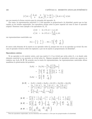 126 CAPÍTULO 2. CONSTRUCCIÓN FENOMENOLÓGICA DE LOS POSTULADOS
Veremos que la combinación de la regla de cuantización de Bohr junto con los postulados de De Broglie, nos
conducen a ondas piloto estacionarias. La regla de cuantización de Bohr Ec. (2.16) se escribe como
mvr = pr =
nh
2π
; n = 1, 2, 3, . . .
siendo p el momento lineal del electrón en la órbita permitida de radio r. Al sustituir el momento lineal por el
primer postulado de De Broglie de la Ec. (2.33) tenemos
hr
λ
=
nh
2π
; n = 1, 2, 3, . . .
2πr = nλ ; n = 1, 2, 3, . . . (2.41)
de manera que el perı́metro de las órbitas permitidas es un múltiplo entero de longitudes de onda de De Broglie.
La Ec. (2.41) es precisamente la condición para que las ondas piloto del electrón que se mueve repetidamente sobre
su órbita, se combinen coherentemente con las ondas piloto de recorridos anteriores, de modo que la superposición
forme una onda estacionaria. De hecho, si se violara la condición (2.41), entonces cuando se superpongan las ondas
asociadas a un gran número de recorridos, su interferencia será destructiva y se cancelará su intensidad promedio.
Puesto que la intensidad de la onda piloto es una medida de la ubicación de la partı́cula, lo anterior implica que el
electrón no podrı́a estar en esa órbita. La Fig. 2.2 ilustra el patrón de intensidad ψ (x, t0) de la onda estacionaria
asociada a las tres primeras órbitas de Bohr, para un tiempo fijo t = t0. Cuando el tiempo evoluciona cambia la
magnitud y el signo de los patrones oscilantes, pero la ubicación de los nodos es la misma en todo tiempo, ya que
éstos son fijos en una onda estacionaria.
Por otra parte, es posible demostrar que la exigencia de ondas piloto estacionarias para partı́culas en movimien-
to periódico, conduce a que dicha partı́cula deba satisfacer las reglas de cuantización de Wilson y Sommerfeld, Ec.
(2.24). Finalmente, las caracterı́sticas independientes del tiempo de la onda estacionaria permiten explicar porqué
el electrón en movimiento periódico orbital no emite radiación electromagnética.
2.7. Sı́ntesis de los resultados experimentales
Newton consideró que la luz era un haz de corpúsculos que podı́an reflejarse en un espejo cuando “rebotan”.
Sin embargo, los experimentos que mostraron fenómenos como la interferencia y la difracción, establecieron la
naturaleza ondulatoria de la luz a mediados del siglo XIX, lo cual permitió la fusión de la óptica con la electricidad
y el magnetismo. Los fenómenos de polarización de la luz pueden interpretarse como una manifestación del carácter
vectorial del campo eléctrico.
No obstante, el estudio de la radiación del cuerpo negro sugirió la hipótesis de la cuantización de la energı́a de
las ondas electromagnéticas estacionarias (osciladores armónicos) que se generaban al interior del cuerpo negro. La
energı́a de estos osciladores es de la forma E = nhν con n = 0, 1, 2, ...; siendo ν la frecuencia de cada oscilador. Esta
cuantización permite predecir adecuadamente el espectro de emisión del cuerpo negro empleando la estadı́stica de
Boltzmann. Por otra parte, el estudio del efecto fotoeléctrico sugirió que las ondas electromagnéticas libres que
se propagaban también estaban constituı́das por paquetes de energı́a que indican valores discretos de ésta. Cada
paquete denominado fotón tendrá una energı́a dada por E = hν. Esto permitió a Einstein comprender porqué
la energı́a máxima adquirida por los electrones era independiente de la intensidad de la onda electromagnética
incidente y porqué este energı́a se adquirı́a en tiempos tan cortos. Para ello era necesario además que el paquete
estuviera localizado en una pequeña región del espacio y que permaneciera localizado a medida que se aleja de la
fuente, a diferencia de las ondas clásicas que se extienden cuando se alejan de la fuente. Más adelante, mediante la
irradiación de una placa metálica con rayos X, compton muestra que estos cuantos pueden dispersarse mediante
la colisión con un electrón libre estacionario, emulando una colisión tipo “bolas de billar”. De esta forma pudo
predecir el pico en el espectro asociado a una longitud de onda mayor que la incidente.
En sı́ntesis, estos experimentos están mostrando la naturaleza discreta de la energı́a que se propaga en una onda
electromagnética y el hecho de que el cuanto asociado se puede comportar como partı́cula. Adicionalmente, tanto
 